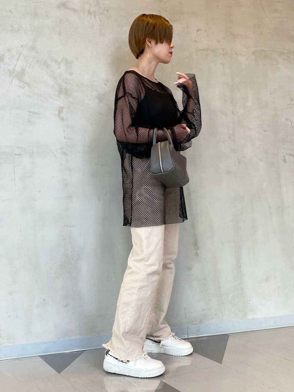 「春夏コーデ、シンプル、春、お出かけコーデ、スニーカーコーデ、カジュアル、ビッグシルエット、メッシュ、モノトーンコーデ、レイヤードスタイル、シースルー、いいね、save、フォローお願いします🤑、Ray Cassin、デニム、黒」｜「RAY CASSINのリラックスストレートヘムフリンジデニム（その他パンツ、ベージュ系）」を使った、nimoさん（レディース・155cm）の春コーディネートの2枚目の写真