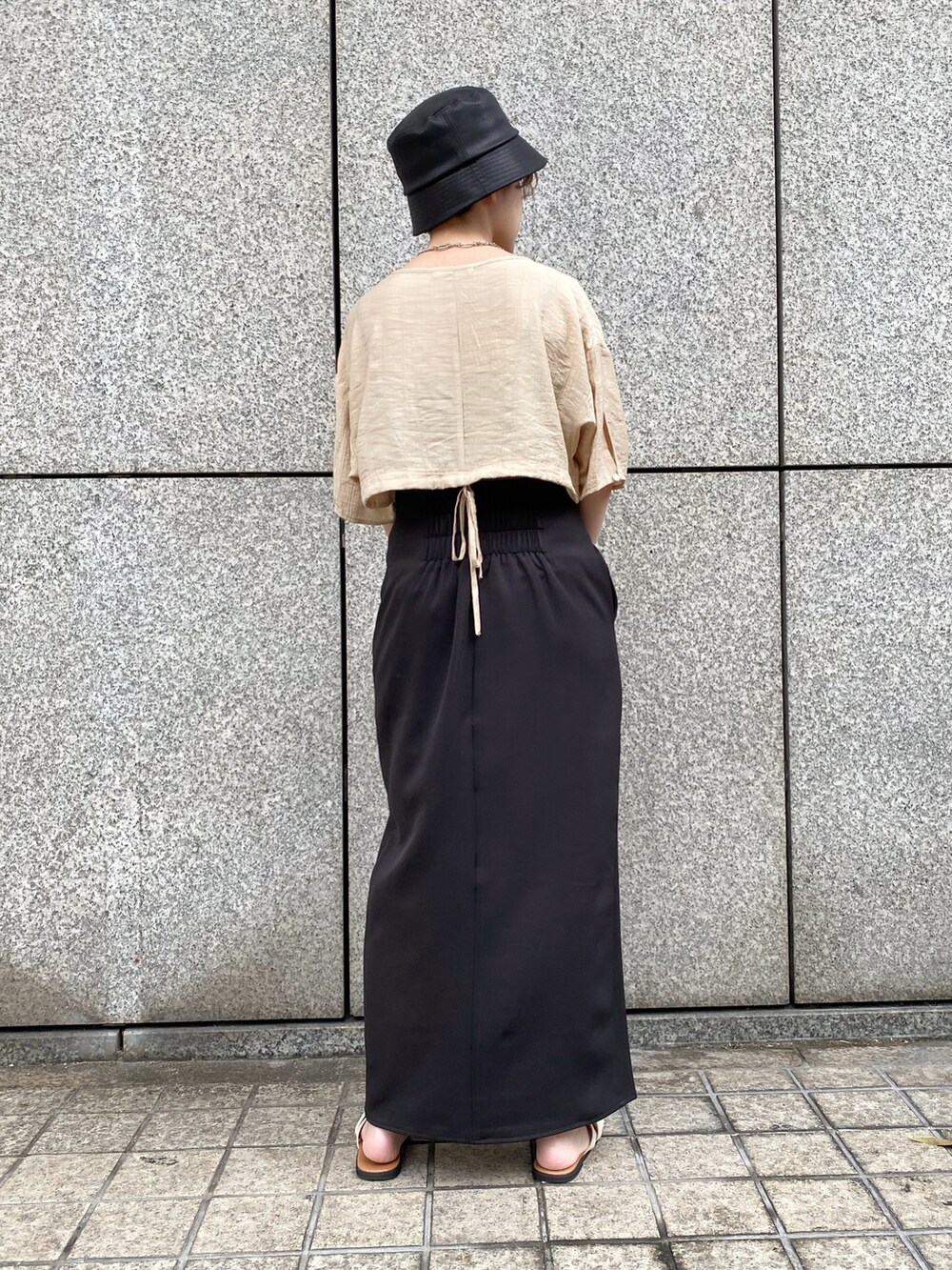「ごきげんウィーク、カジュアルコーデ、オトナ女子、春カラー、スカート、いいね、save、フォローお願いします🤑、レイヤードスタイル、スリットスカート、肌見せ、春夏コーデ、Ray Cassin、おしゃれさんと繋がりたい、シンプルコーデ」｜「RAY CASSINのマシュマロタッチミニボストンバッグ（バッグ、イエロー系）」を使った、nimoさん（レディース・155cm）の春コーディネートの3枚目の写真
