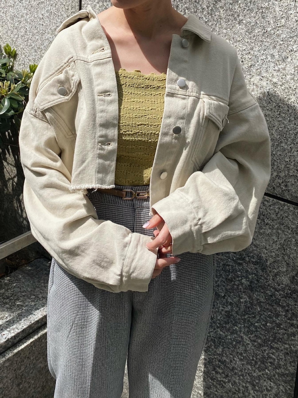 「春、大人コーデ、いいね、save、フォローお願いします🤑、オトナカジュアル、デニムジャケット、Gジャン、春アウター、春服みてみて、春夏コーデ、パンツコーデ、めがね、スニーカーコーデ、Ray Cassin、ショート丈」｜「RAY CASSINのダブルクロスセミフレアパンツ セットアップ着用可（スラックス、ブラック系）」を使った、nimoさん（レディース・155cm）の春コーディネートの4枚目の写真