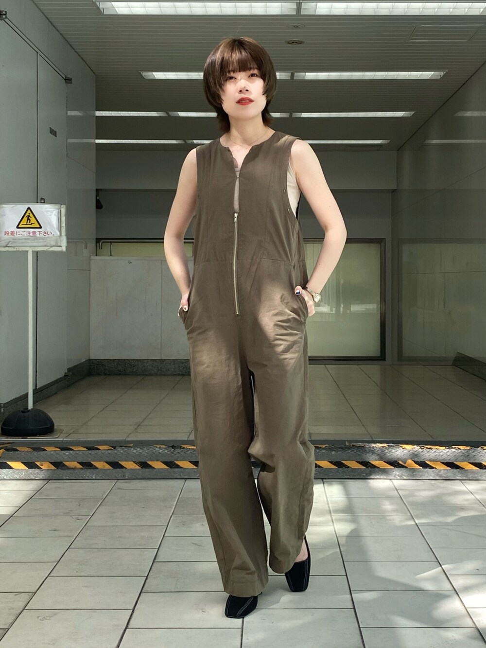 「春夏コーデ、お出かけコーデ、シンプルコーデ、パンツコーデ、カジュアルコーデ、オトナ女子、きれいめカジュアル、ジャンプスーツ、Ray Cassin、今日のコーデ、お洒落さんとつながりたい、いいね、save、フォローお願いします🤑、キレイめ、モード」｜「RAY CASSINのドロストミニショルダーバッグ（ショルダーバッグ、ベージュ系）」を使った、nimoさん（レディース・155cm）の春コーディネートの3枚目の写真