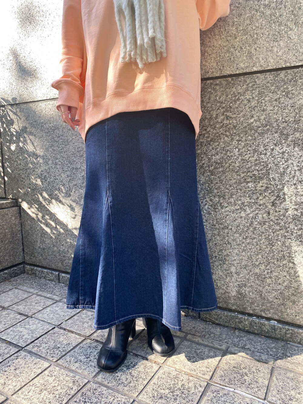 「大人カジュアル、春カラー、ビッグシルエット、春、春コーデ、淡色コーデ、デニム、マーメイドスカート、デニムスカート、カラースウェット、マフラー、ギンガムチェック、いいね、save、フォローお願いします🤑」｜「RAY CASSINのバックレースアップツイルマーメイドスカート（スカート、ブルー系）」を使った、nimoさん（レディース・155cm）の冬コーディネートの4枚目の写真