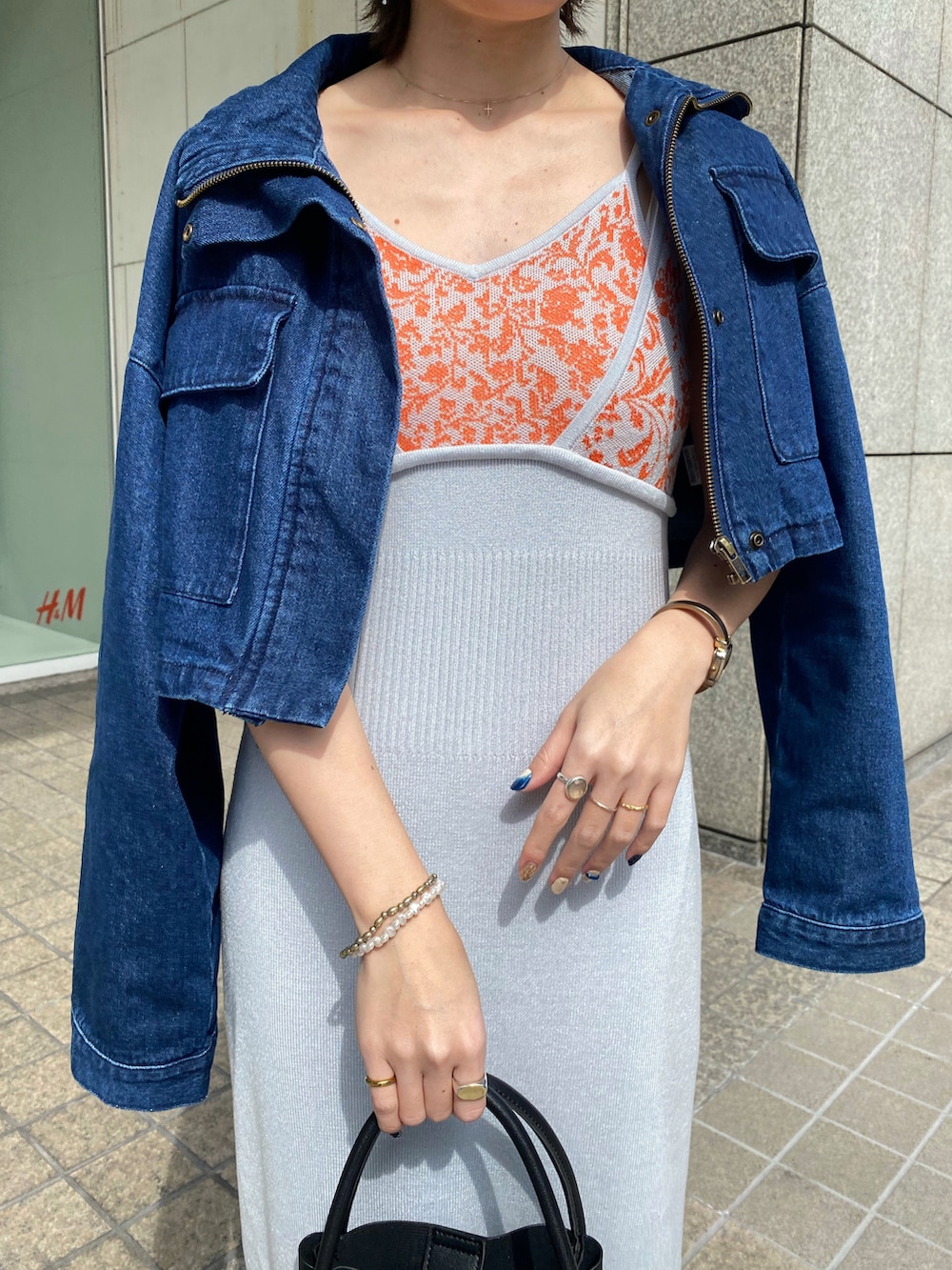 「お出かけコーデ、デート、デニム、デニムジャケット、ワンピース、オトナ女子、今日のコーデ、きれいめカジュアル、キレイめコーデ、Ray Cassin、ワンピース×デニム」｜「RAY CASSINのマルチミニショルダー（ショルダーバッグ、ブラック系）」を使った、nimoさん（レディース・155cm）の春コーディネートの4枚目の写真