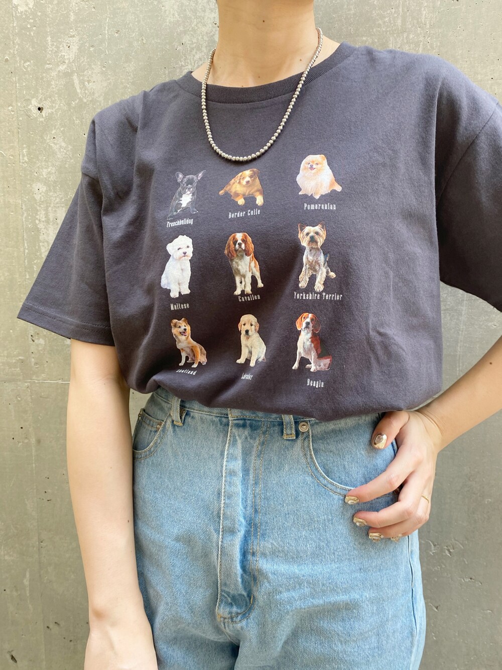 ブラック系のサンダル、ベージュ系のその他パンツ、ブラック系のTシャツ/カットソーを着用したレディースの夏コーディネートの5枚目の写真