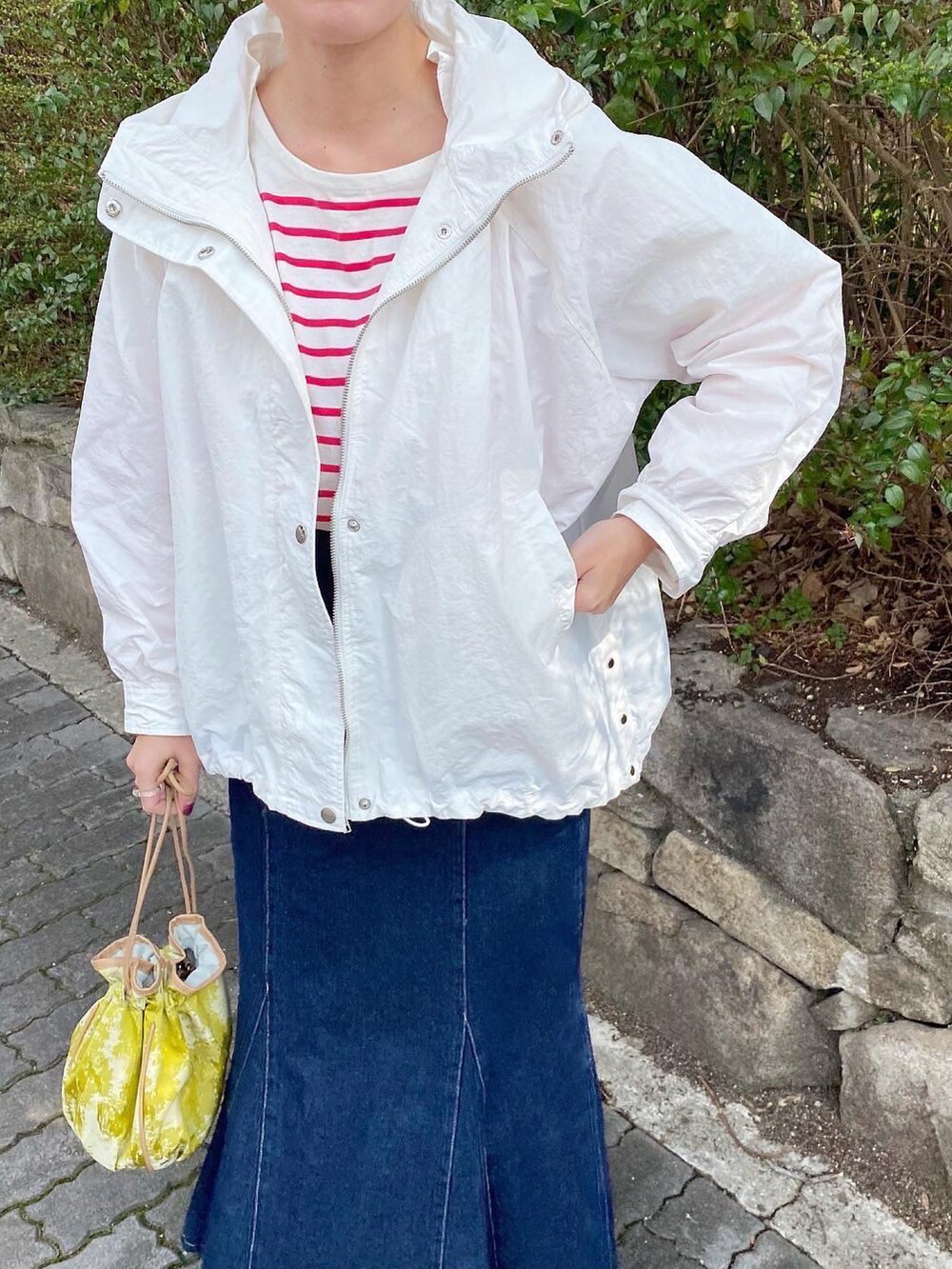 「春服みてみて、シンプル、オトナ女子、カジュアルコーデ、オトナカジュアル、デニム、春コーデ、大人コーデ、マウンテンパーカー、春アウター、春夏コーデ、ホワイト、マーメイドスカート、ootd、Ray Cassin」｜「RAY CASSINのジャガード巾着2wayバッグ（バッグ、イエロー系）」を使った、nimoさん（レディース・155cm）の春コーディネートの2枚目の写真