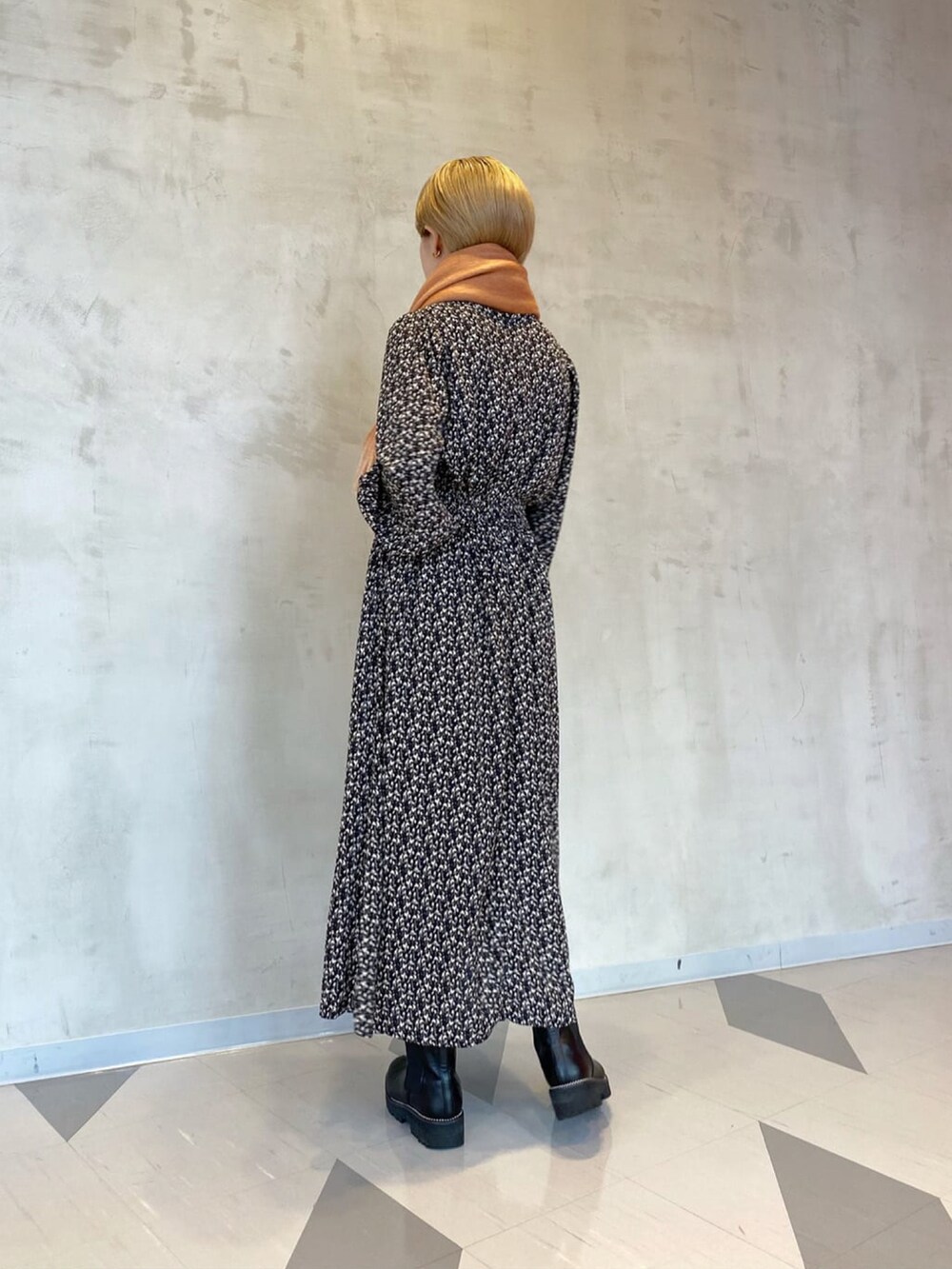 「私の推しブランド、オトナカジュアル、シンプル、春、ootd、キレイめ、モノトーンコーデ、ワンピース、花柄ワンピース、いいね、save、フォローお願いします🤑」｜「RAY CASSINのフラワーシルエット切替ワンピース（ワンピース、ブラック系）」を使った、nimoさん（レディース・155cm）の冬コーディネートの2枚目の写真