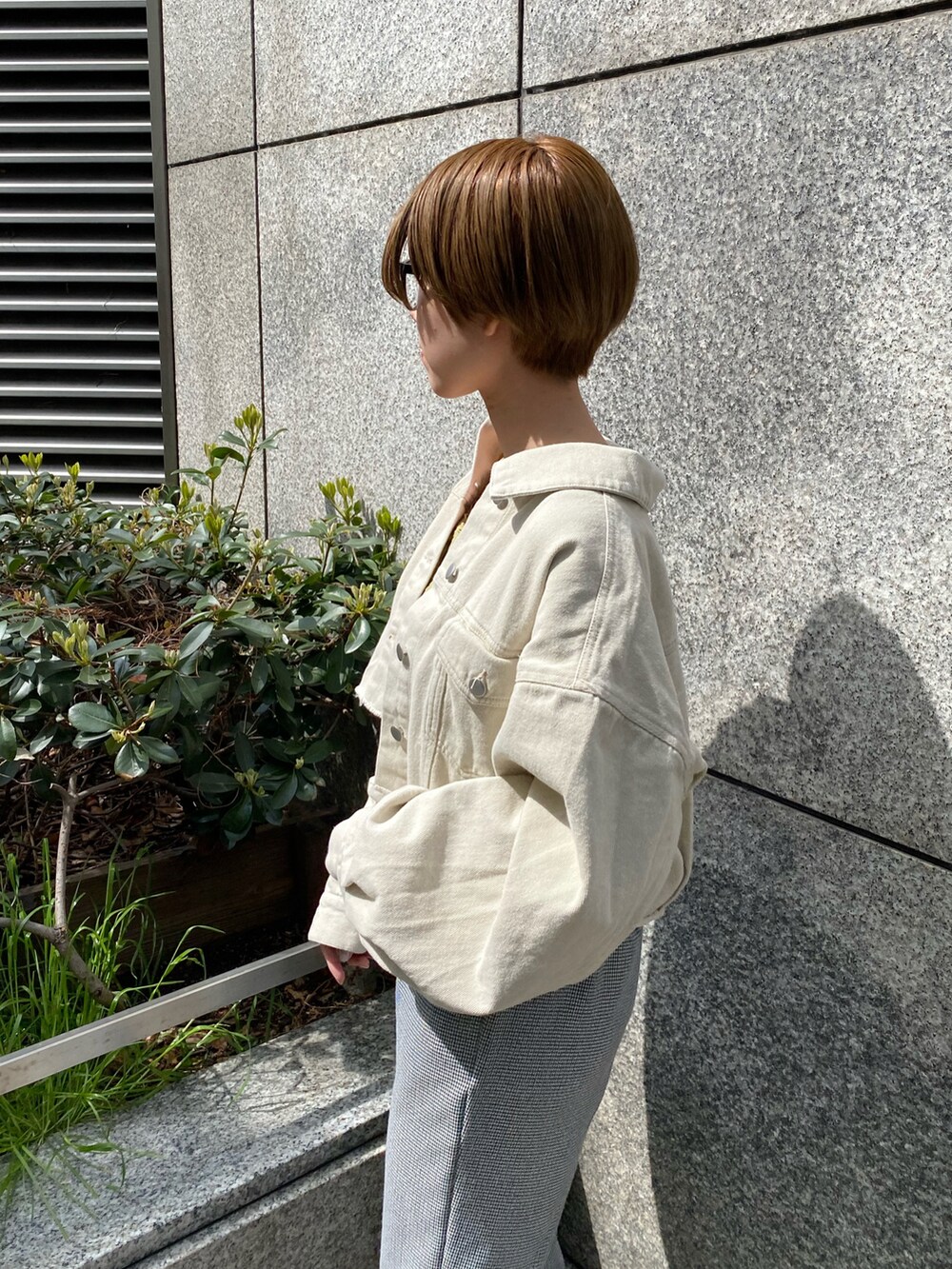 「春、大人コーデ、いいね、save、フォローお願いします🤑、オトナカジュアル、デニムジャケット、Gジャン、春アウター、春服みてみて、春夏コーデ、パンツコーデ、めがね、スニーカーコーデ、Ray Cassin、ショート丈」｜「RAY CASSINのダブルクロスセミフレアパンツ セットアップ着用可（スラックス、ブラック系）」を使った、nimoさん（レディース・155cm）の春コーディネートの5枚目の写真