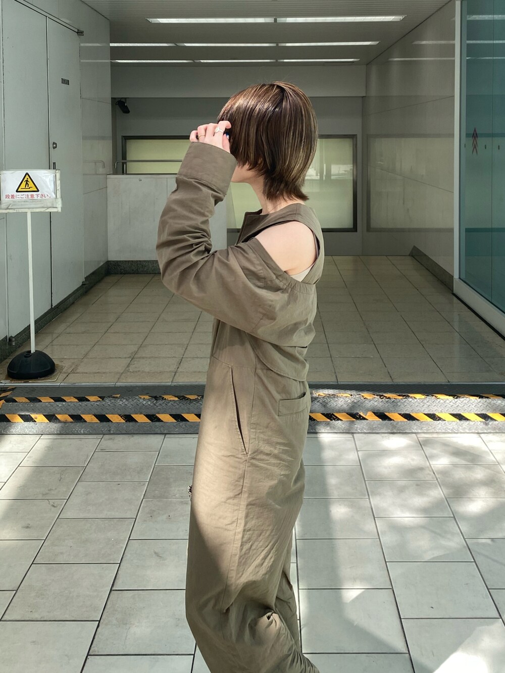 「春夏コーデ、お出かけコーデ、シンプルコーデ、パンツコーデ、カジュアルコーデ、オトナ女子、きれいめカジュアル、ジャンプスーツ、Ray Cassin、今日のコーデ、お洒落さんとつながりたい、いいね、save、フォローお願いします🤑、キレイめ、モード」｜「RAY CASSINのドロストミニショルダーバッグ（ショルダーバッグ、ベージュ系）」を使った、nimoさん（レディース・155cm）の春コーディネートの5枚目の写真