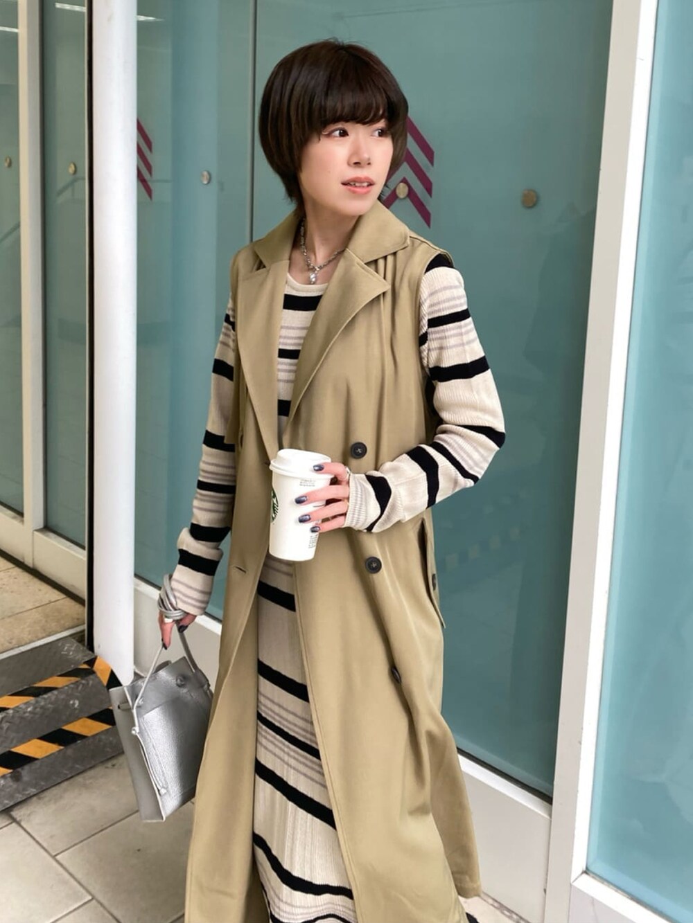 「春コーデ、休日コーデ、大人カジュアル、シンプルコーデ、Ray Cassin、ボーダー、ジレ、シンプルカジュアル、大人コーデ、いいね、save、フォローお願いします🤑、ワンピース、はるコーデ」｜「RAY CASSINのドロストミニショルダーバッグ（ショルダーバッグ、シルバー系）」を使った、nimoさん（レディース・155cm）の春コーディネートの3枚目の写真