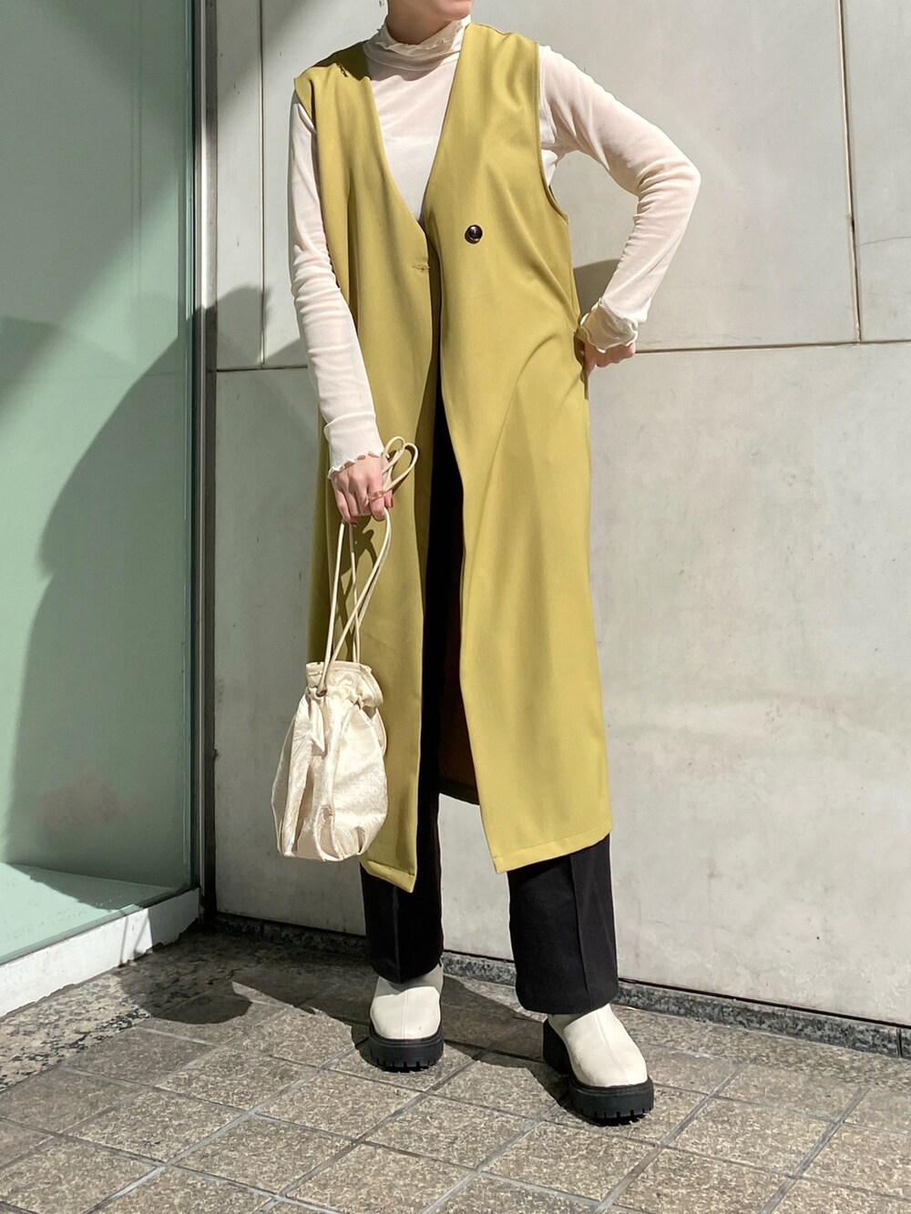 「シンプルコーデ、大人カジュアル、春、今日のコーデ、淡色コーデ、ジレ、ロングジレ、グリーン、春カラー、春コーデ、春服、白ブーツ、巾着バッグ、いいね、save、フォローお願いします🤑」｜「RAY CASSINのジャガード巾着2wayバッグ（バッグ、イエロー系）」を使った、nimoさん（レディース・155cm）の冬コーディネートの2枚目の写真