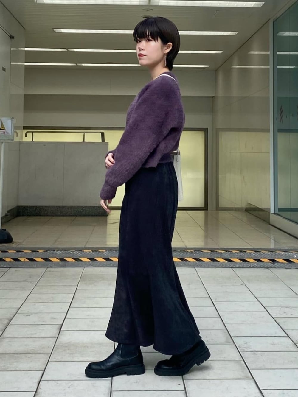 ホワイト系のキャミソール、パープル系のニット/セーター、ブラック系のスカートを着用したレディースの冬コーディネートの2枚目の写真