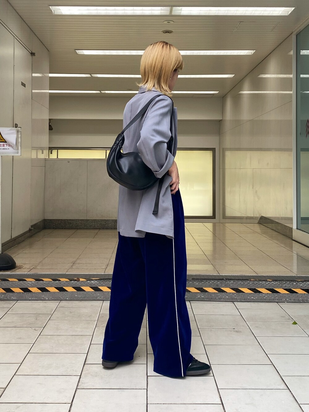 「お出かけコーデ、ゆるコーデ、お洒落さんとつながりたい、大人コーデ、大人カジュアル、ootd、オトナ女子、いいね、save、フォローお願いします🤑、スニーカーコーデ、ジャケット、ラインパンツ、秋冬コーデ」｜「RAY CASSINのカタログ掲載/サイドパイピングベロアパンツ（その他パンツ、ブルー系）」を使った、nimoさん（レディース・155cm）の秋コーディネートの2枚目の写真