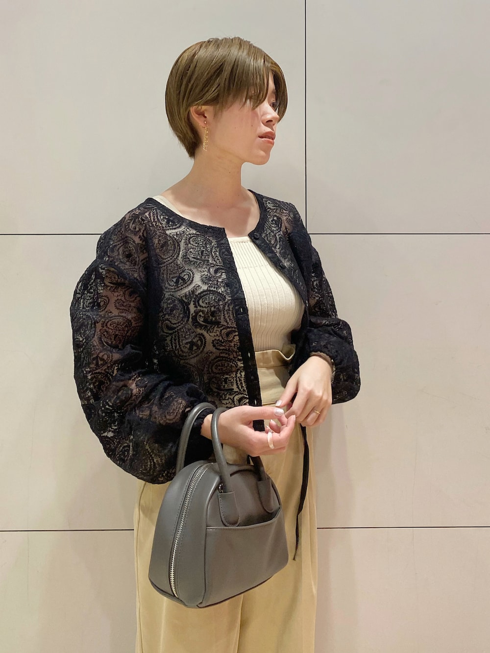 ブラック系のバレエシューズ、グレー系のバッグ、ベージュ系のチノパンツを着用したレディースの春コーディネートの3枚目の写真