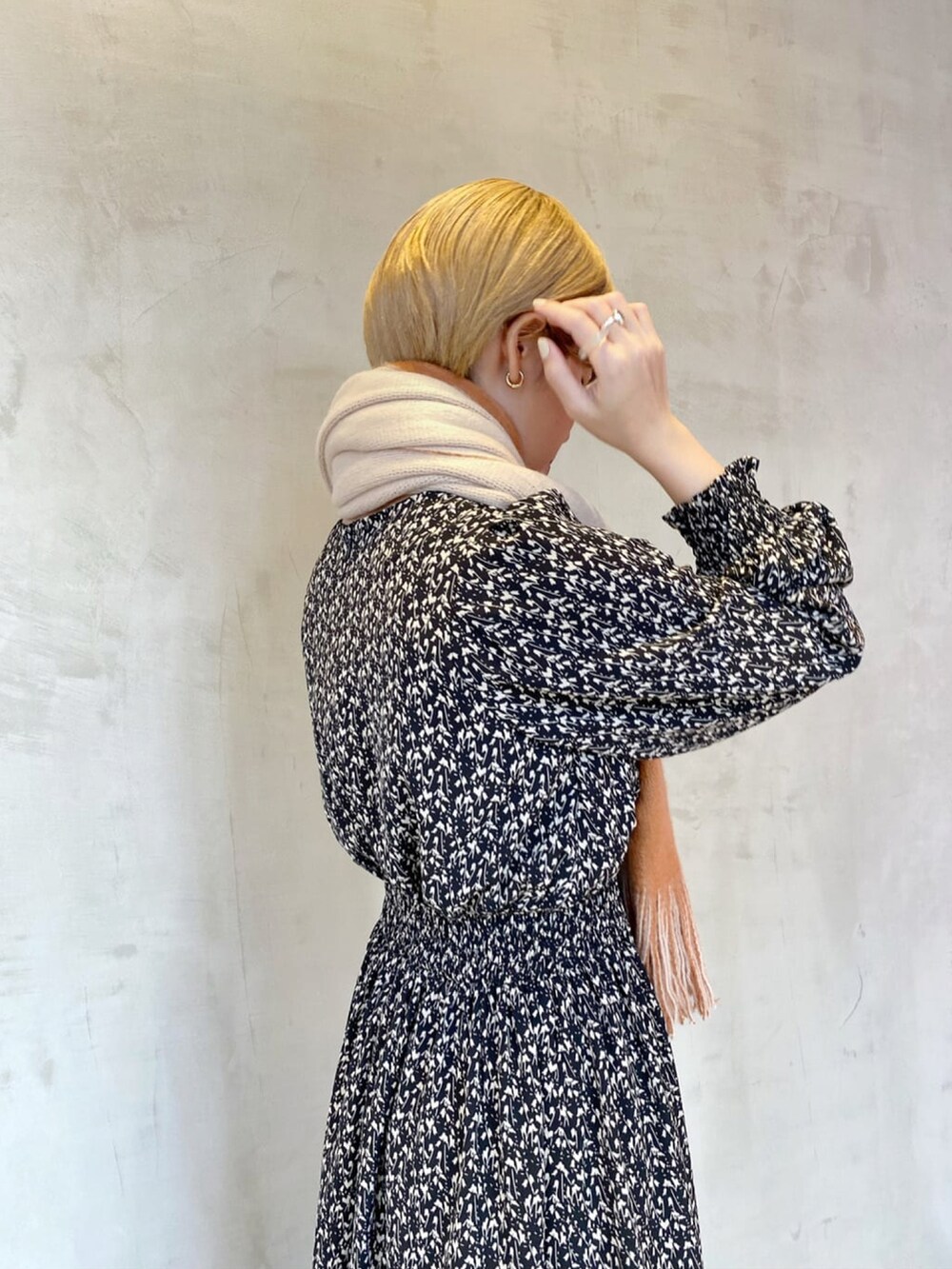 「私の推しブランド、オトナカジュアル、シンプル、春、ootd、キレイめ、モノトーンコーデ、ワンピース、花柄ワンピース、いいね、save、フォローお願いします🤑」｜「RAY CASSINのフラワーシルエット切替ワンピース（ワンピース、ブラック系）」を使った、nimoさん（レディース・155cm）の冬コーディネートの4枚目の写真