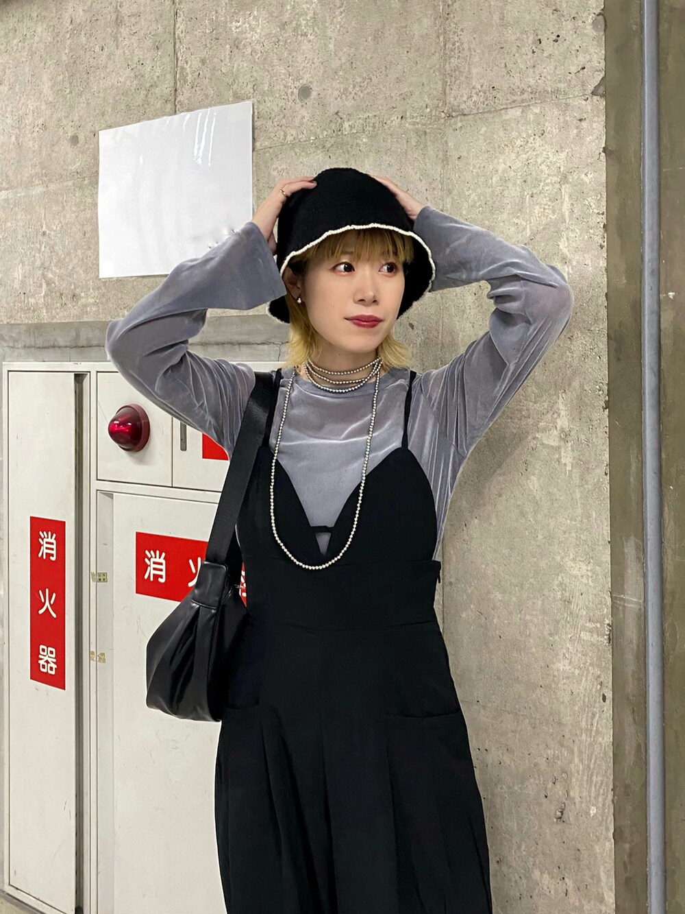 「秋服まるっと大公開、秋服準備はじめました、秋、カジュアル、キレイめ、モード、ワントーンコーデ、モノトーン、Ray Cassin、サロペット」｜「RAY CASSINのカタログ掲載/ソックスタンクソールブーツ（ブーツ、グリーン系）」を使った、nimoさん（レディース・155cm）の秋コーディネートの2枚目の写真