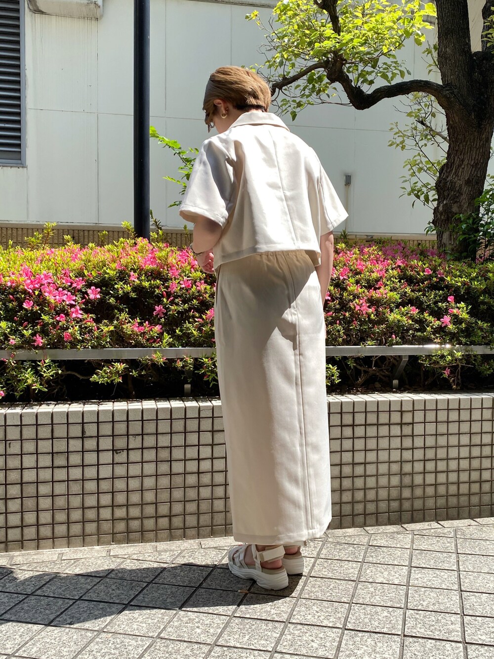 「シンプルコーデ、春夏コーデ、オトナ女子、カジュアルコーデ、セットアップ、ショート丈、ジャケット、スカート、スポーツサンダル、ホワイトコーデ、ホワイト、いいね、save、フォローお願いします🤑、Ray Cassin、オトナカジュアル」｜「RAY CASSINのショートシャツジャケット（テーラードジャケット、ホワイト系）」を使った、nimoさん（レディース・155cm）の春コーディネートの2枚目の写真