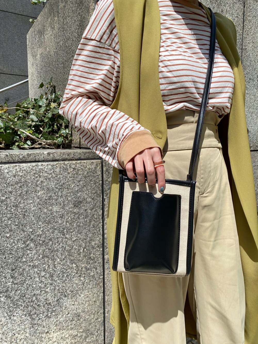 「はじめましてコーデ、春、春夏コーデ、春色、パステル映える春、レイヤードスタイル、グリーンコーデ、オトナカジュアル、シンプルコーデ、ジレ、ピスタチオ、スニーカーコーデ、いいね、save、フォローお願いします🤑、Ray Cassin、ボーダー」｜「RAY CASSINのカラーボーダーゆるロンT（Tシャツ/カットソー、ホワイト系）」を使った、nimoさん（レディース・155cm）の春コーディネートの4枚目の写真