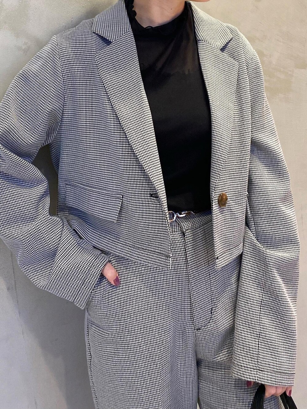 「カジュアルコーデ、春服、オトナカジュアル、キレイめ、モノトーン、モノトーンコーデ、セットアップ、セットアップスタイル、ジャケット、黒、春コーデ、春、いいね、save、フォローお願いします🤑」｜「RAY CASSINのシンプルミニトートバッグ（バッグ、ブラック系）」を使った、nimoさん（レディース・155cm）の冬コーディネートの2枚目の写真