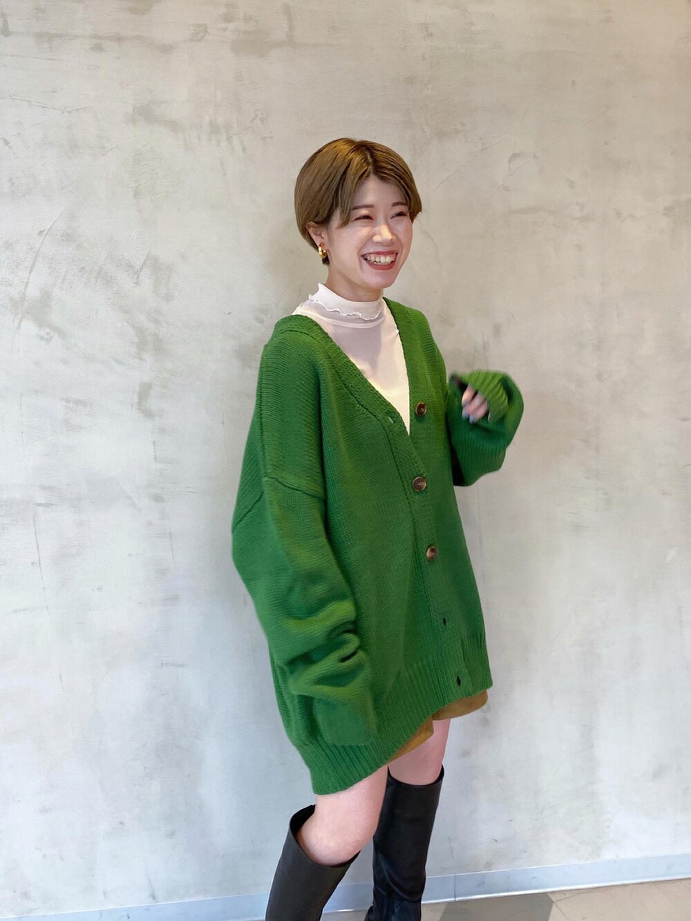 グリーン系のカーディガン/ボレロ、ホワイト系のTシャツ/カットソー、イエロー系のその他パンツを着用したレディースの冬コーディネートの5枚目の写真