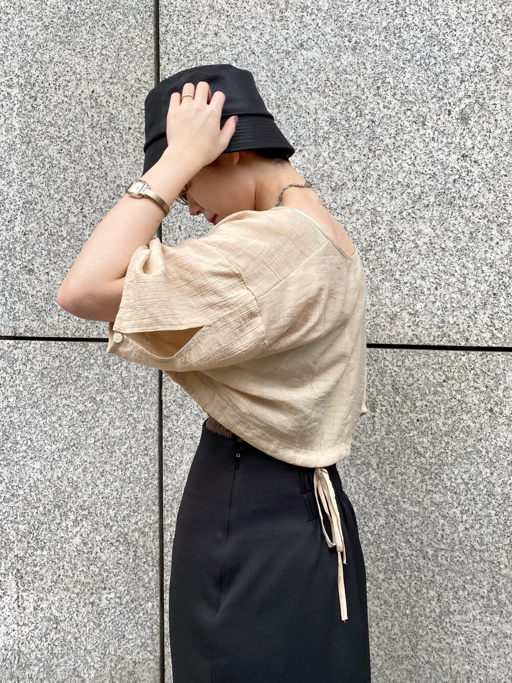 「ごきげんウィーク、カジュアルコーデ、オトナ女子、春カラー、スカート、いいね、save、フォローお願いします🤑、レイヤードスタイル、スリットスカート、肌見せ、春夏コーデ、Ray Cassin、おしゃれさんと繋がりたい、シンプルコーデ」｜「RAY CASSINのマシュマロタッチミニボストンバッグ（バッグ、イエロー系）」を使った、nimoさん（レディース・155cm）の春コーディネートの5枚目の写真