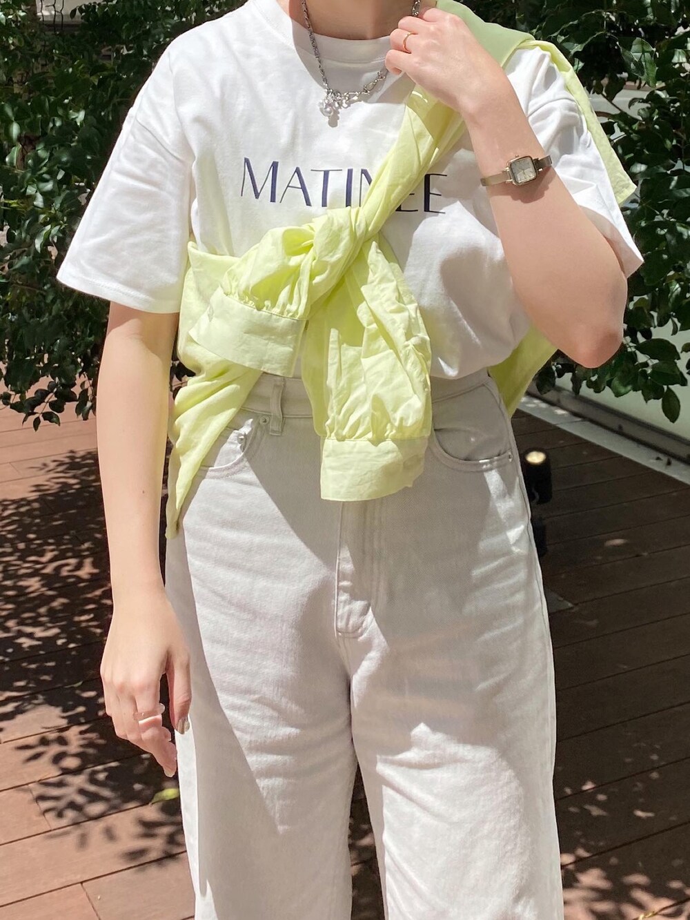 ブラウン系のサンダル、ベージュ系のその他パンツ、ホワイト系のTシャツ/カットソーを着用したレディースの夏コーディネートの4枚目の写真