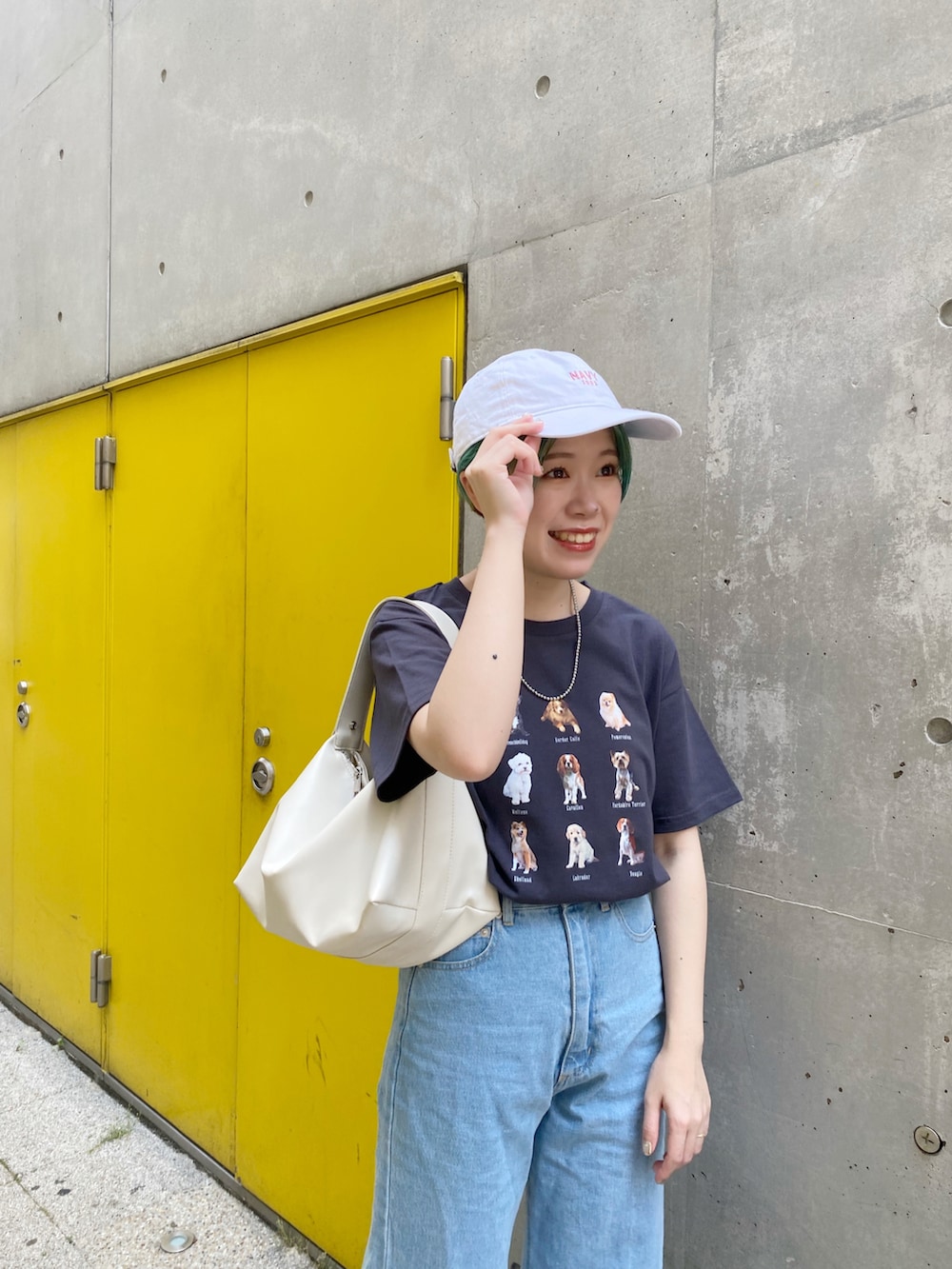 ブラック系のサンダル、ベージュ系のその他パンツ、ブラック系のTシャツ/カットソーを着用したレディースの夏コーディネートの3枚目の写真
