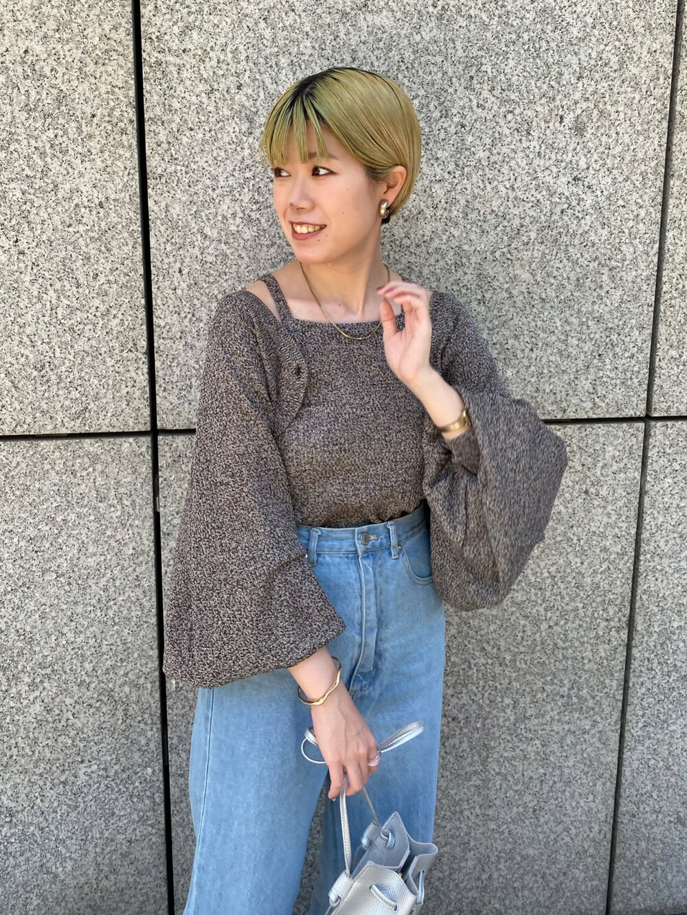「カジュアルコーデ、きれいめカジュアル、夏コーデ、初秋コーデ、ボリューム袖、スニーカーコーデ、セットアップ、セットアイテム、ブラウン、デニムコーデ、カラー×コーデ、ボレロ、Ray Cassin、オトナカワイイ、アメスリ」｜「RAY CASSINのメランジニットボレロ×キャミセット（カーディガン/ボレロ、ブラウン系）」を使った、nimoさん（レディース・155cm）の夏コーディネートの4枚目の写真
