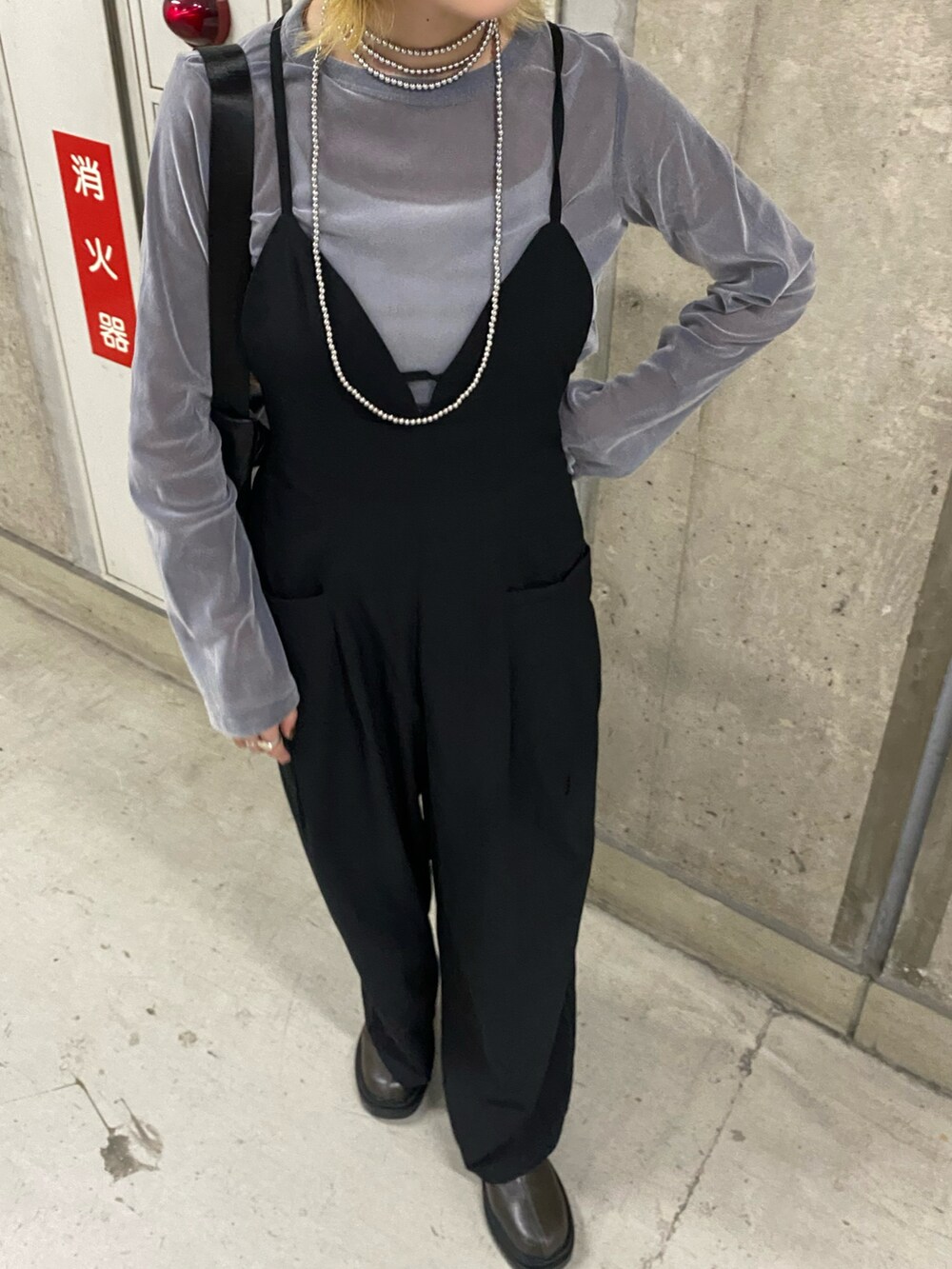 「秋服まるっと大公開、秋服準備はじめました、秋、カジュアル、キレイめ、モード、ワントーンコーデ、モノトーン、Ray Cassin、サロペット」｜「RAY CASSINのカタログ掲載/ソックスタンクソールブーツ（ブーツ、グリーン系）」を使った、nimoさん（レディース・155cm）の秋コーディネートの4枚目の写真