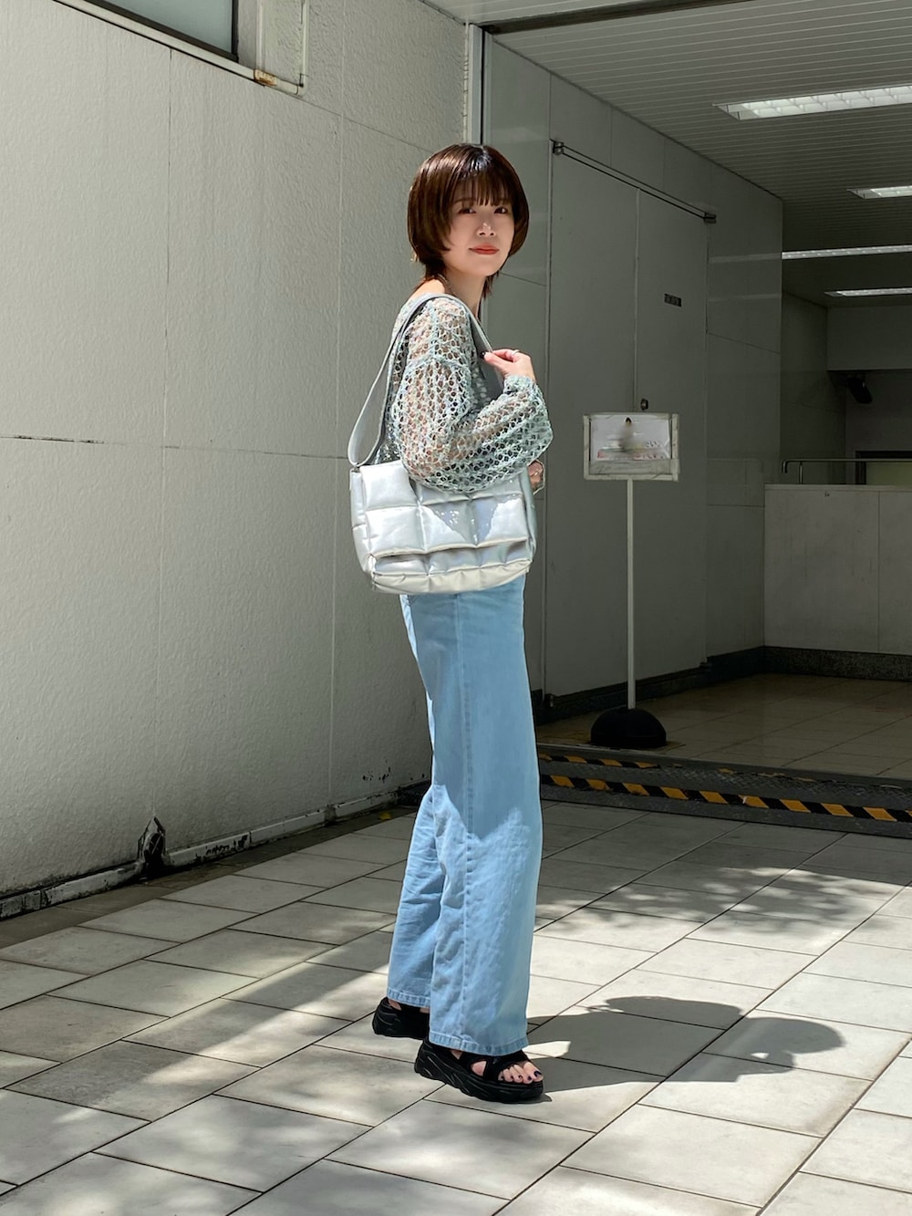 「このスタイルがお気に入り、シンプルスタイル、オトナカジュアル、レイヤードスタイル、夏、ワントーンコーデ、サマーニット、いいね、save、フォローお願いします🤑、肌見せ、デニム、スポサン、Ray Cassin、透かし編みニット、カジュアル、おしゃれさんと繋がりたい」｜「RAY CASSINのS-L展開 ウエストフィットルーズデニムパンツ（デニムパンツ、ブルー系）」を使った、nimoさん（レディース・155cm）の夏コーディネートの2枚目の写真