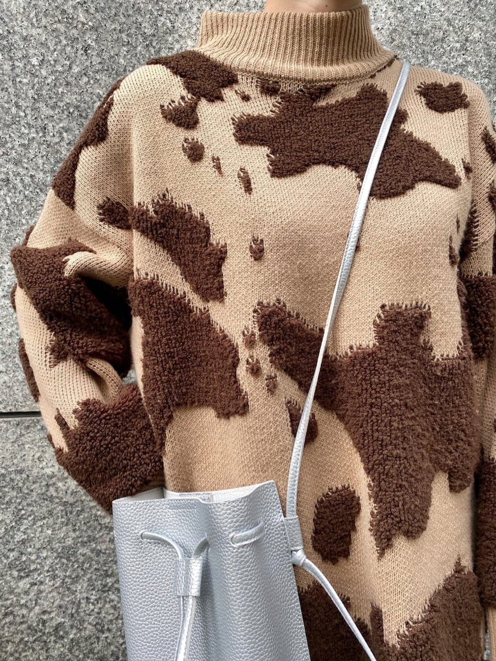 ブラウン系のニット/セーター、イエロー系のその他パンツ、シルバー系のショルダーバッグを着用したレディースの冬コーディネートの5枚目の写真