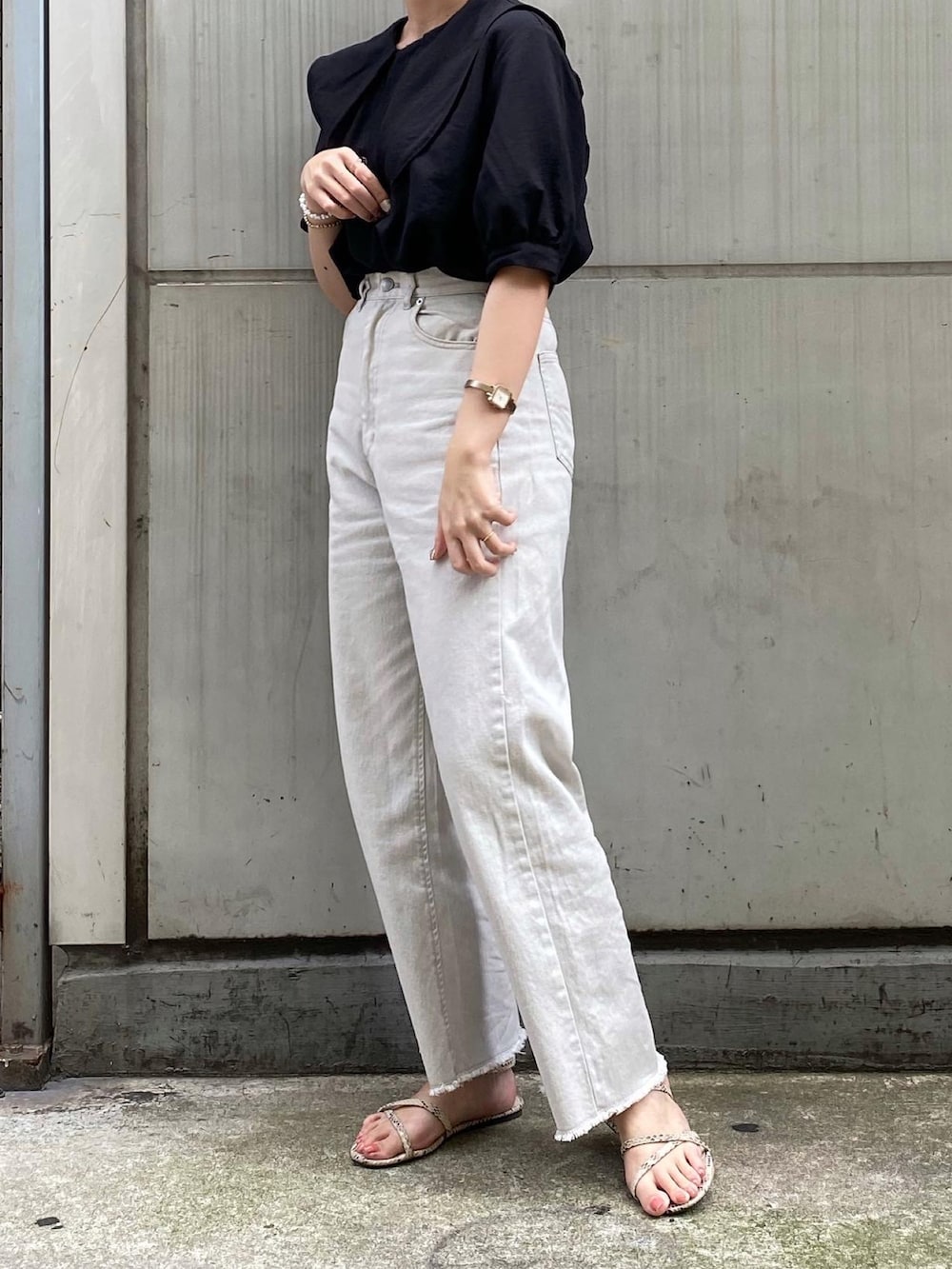 ベージュ系のその他パンツ、ブラック系のシャツ/ブラウス、その他のサンダルを着用したレディースの夏コーディネートの2枚目の写真