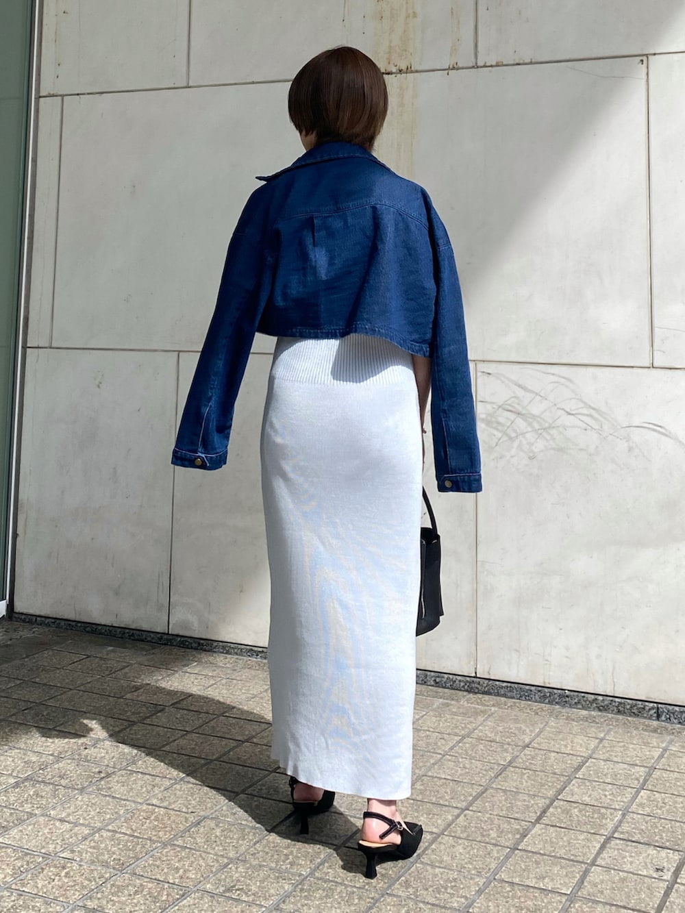 「お出かけコーデ、デート、デニム、デニムジャケット、ワンピース、オトナ女子、今日のコーデ、きれいめカジュアル、キレイめコーデ、Ray Cassin、ワンピース×デニム」｜「RAY CASSINのマルチミニショルダー（ショルダーバッグ、ブラック系）」を使った、nimoさん（レディース・155cm）の春コーディネートの2枚目の写真