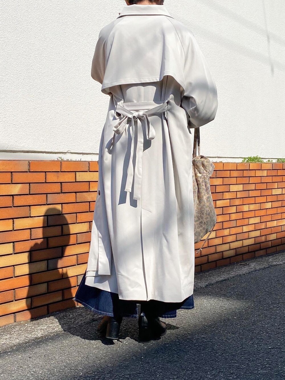「シンプルコーデ、大人カジュアル、春コーデ、春先取り、オトナ女子、今日のコーデ、春、デニムコーデ、マーメイドスカート、ステンカラーコート、春コート、春アウター、いいね、save、フォローお願いします🤑」｜「RAY CASSINのバックレースアップツイルマーメイドスカート（スカート、オレンジ系）」を使った、nimoさん（レディース・155cm）の冬コーディネートの3枚目の写真