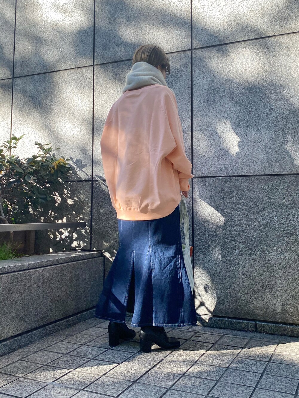 「大人カジュアル、春カラー、ビッグシルエット、春、春コーデ、淡色コーデ、デニム、マーメイドスカート、デニムスカート、カラースウェット、マフラー、ギンガムチェック、いいね、save、フォローお願いします🤑」｜「RAY CASSINのバックレースアップツイルマーメイドスカート（スカート、ブルー系）」を使った、nimoさん（レディース・155cm）の冬コーディネートの2枚目の写真