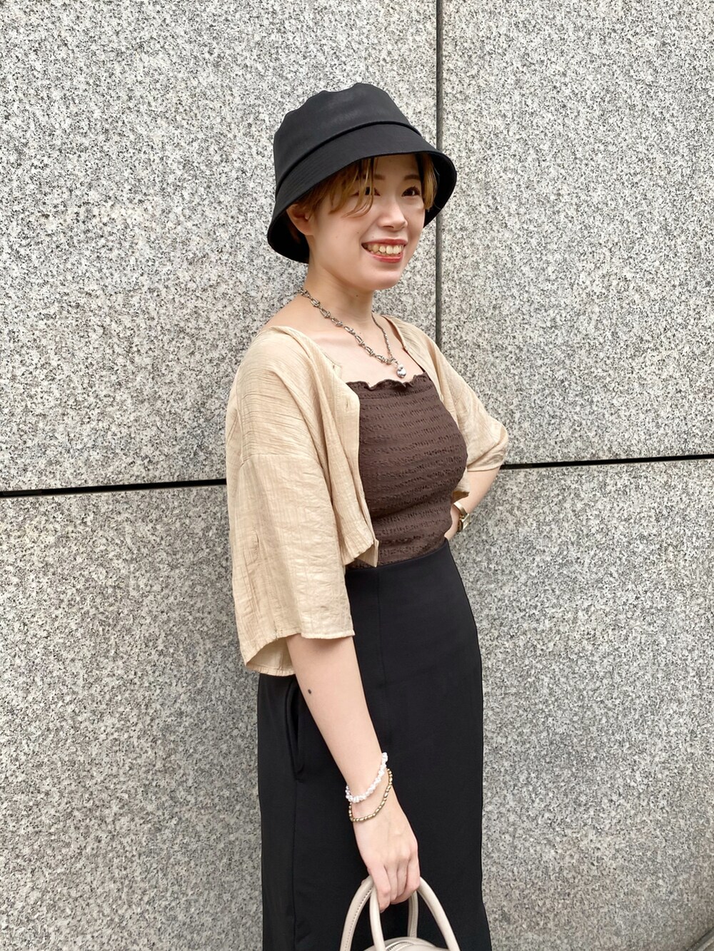 「ごきげんウィーク、カジュアルコーデ、オトナ女子、春カラー、スカート、いいね、save、フォローお願いします🤑、レイヤードスタイル、スリットスカート、肌見せ、春夏コーデ、Ray Cassin、おしゃれさんと繋がりたい、シンプルコーデ」｜「RAY CASSINのマシュマロタッチミニボストンバッグ（バッグ、イエロー系）」を使った、nimoさん（レディース・155cm）の春コーディネートの4枚目の写真