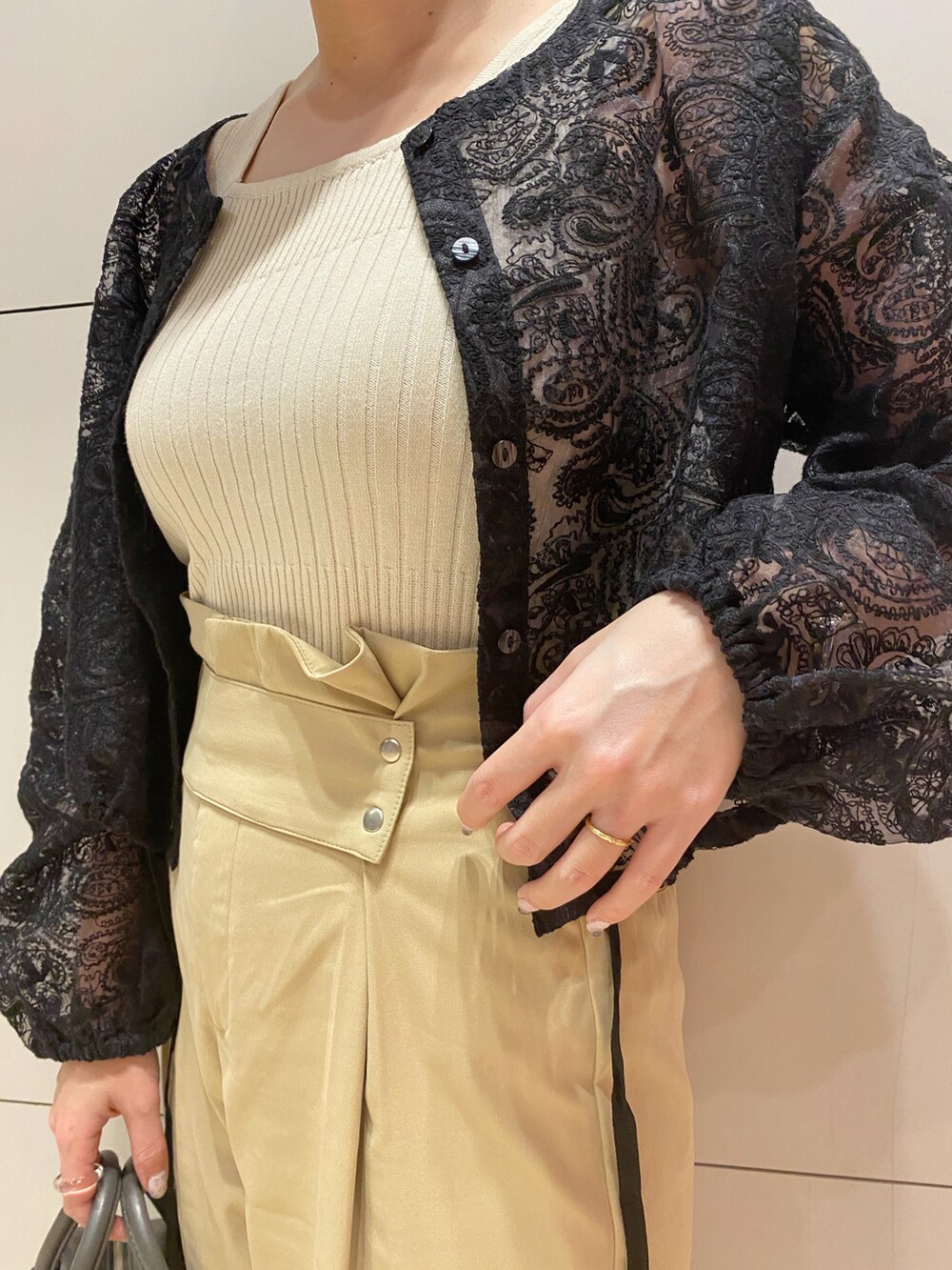 ブラック系のバレエシューズ、グレー系のバッグ、ベージュ系のチノパンツを着用したレディースの春コーディネートの5枚目の写真