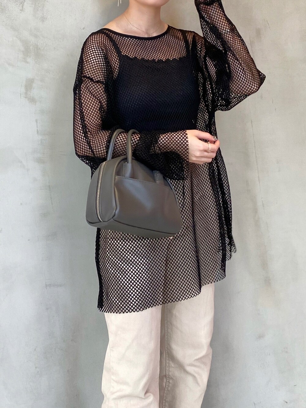 「春夏コーデ、シンプル、春、お出かけコーデ、スニーカーコーデ、カジュアル、ビッグシルエット、メッシュ、モノトーンコーデ、レイヤードスタイル、シースルー、いいね、save、フォローお願いします🤑、Ray Cassin、デニム、黒」｜「RAY CASSINのリラックスストレートヘムフリンジデニム（その他パンツ、ベージュ系）」を使った、nimoさん（レディース・155cm）の春コーディネートの4枚目の写真
