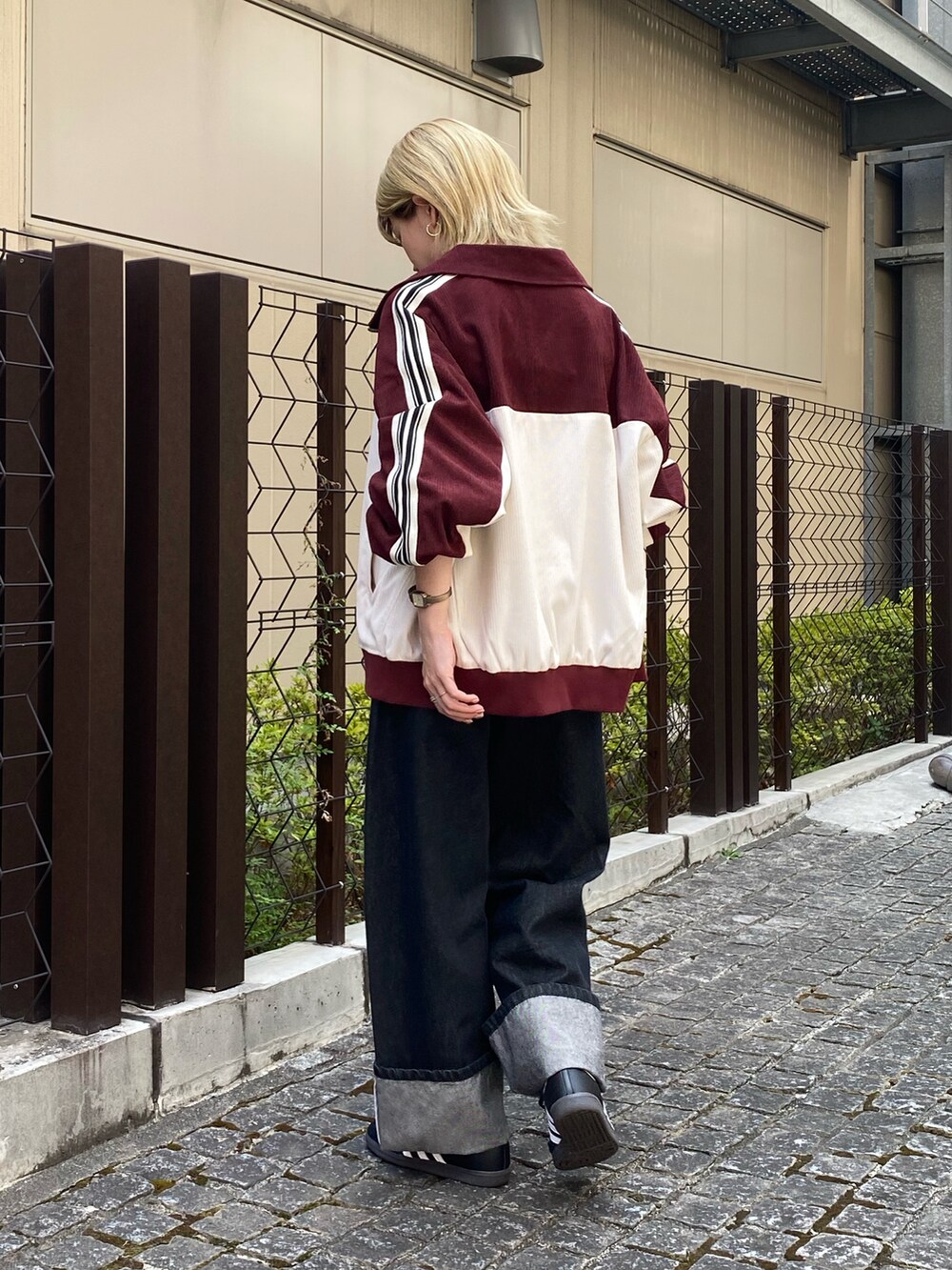 「秋服まるっと大公開、秋服準備はじめました、秋、カジュアル、トラックジャケット、samba、デニム、Ray Cassin」｜「RAY CASSINのS/M展開 ロールアップカーブデニム（デニムパンツ、ブラック系）」を使った、nimoさん（レディース・155cm）の秋コーディネートの2枚目の写真