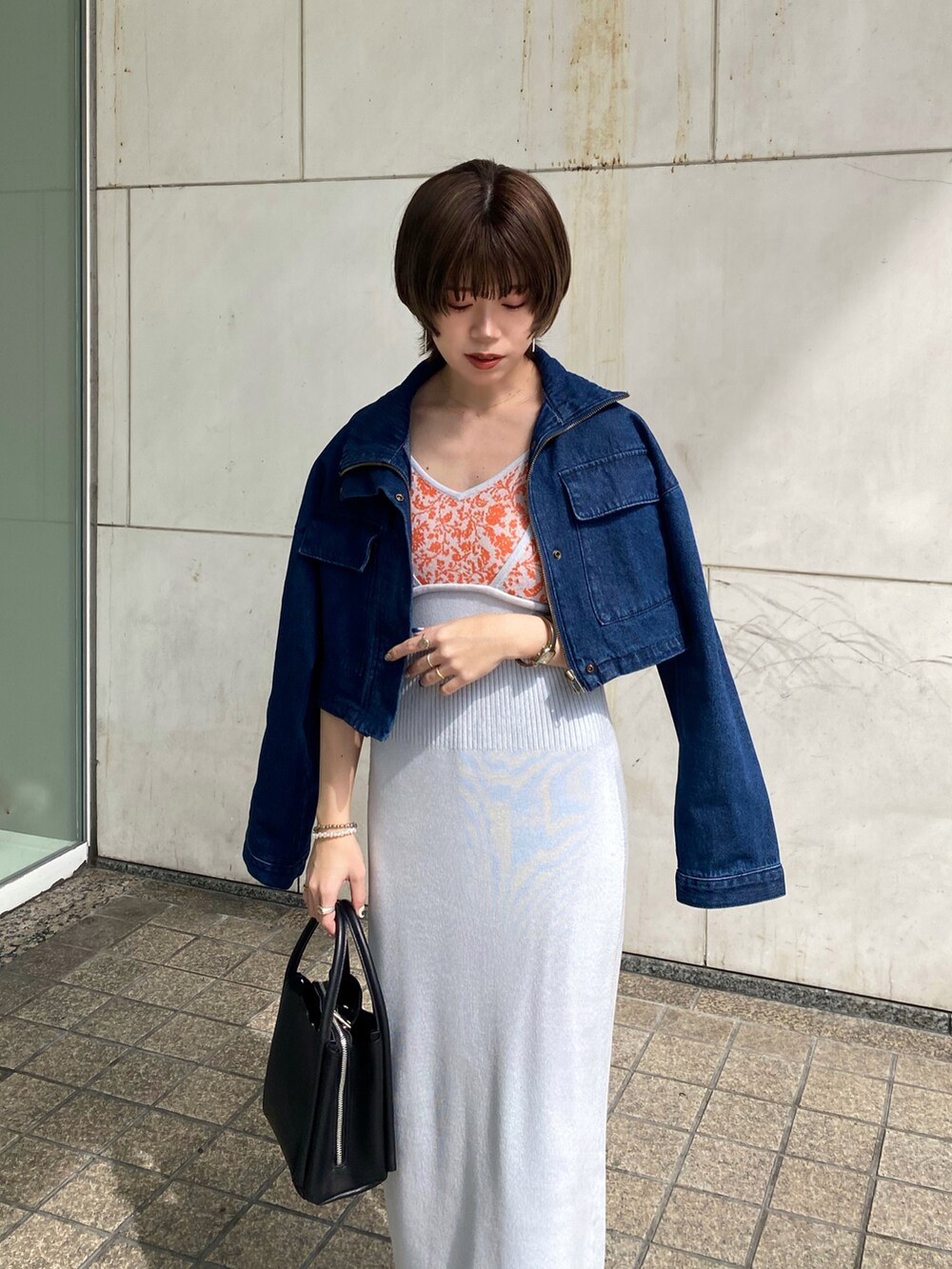 「お出かけコーデ、デート、デニム、デニムジャケット、ワンピース、オトナ女子、今日のコーデ、きれいめカジュアル、キレイめコーデ、Ray Cassin、ワンピース×デニム」｜「RAY CASSINのマルチミニショルダー（ショルダーバッグ、ブラック系）」を使った、nimoさん（レディース・155cm）の春コーディネートの3枚目の写真