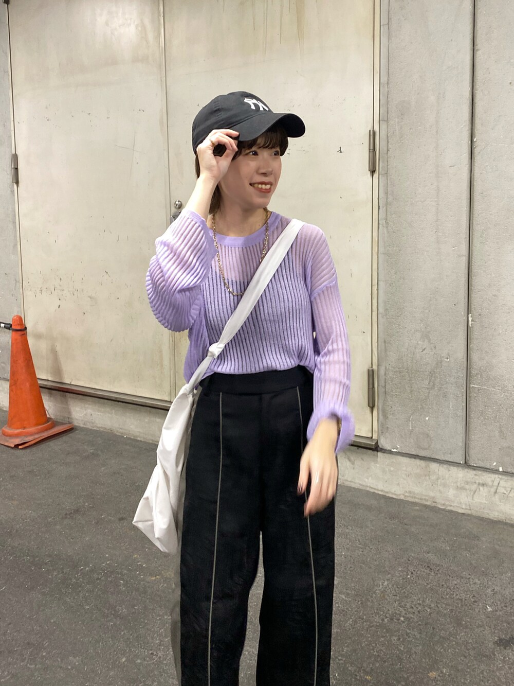 「春夏コーデ、お出かけコーデ、カジュアルコーデ、パンツスタイル、今日のコーデ、ショルダーバッグ、サマーニット、オトナ女子、Ray Cassin、シースルー、キャップ」｜「RAY CASSINのTales by Ray Cassin リップルズサイドラインパンツ（パンツ、ブラック系）」を使った、nimoさん（レディース・155cm）の春コーディネートの4枚目の写真