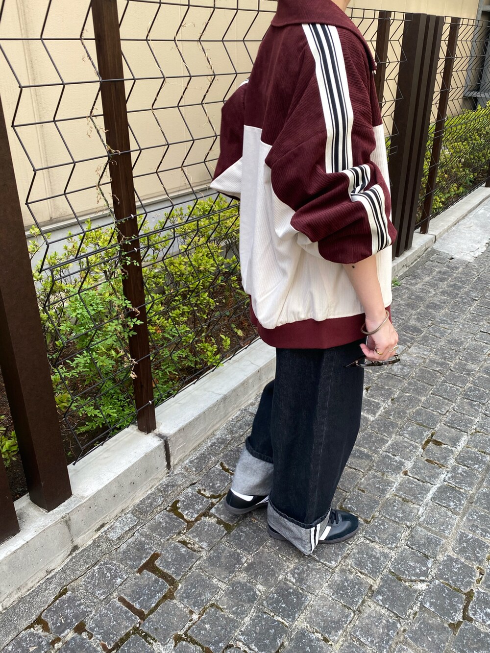 「秋服まるっと大公開、秋服準備はじめました、秋、カジュアル、トラックジャケット、samba、デニム、Ray Cassin」｜「RAY CASSINのS/M展開 ロールアップカーブデニム（デニムパンツ、ブラック系）」を使った、nimoさん（レディース・155cm）の秋コーディネートの4枚目の写真