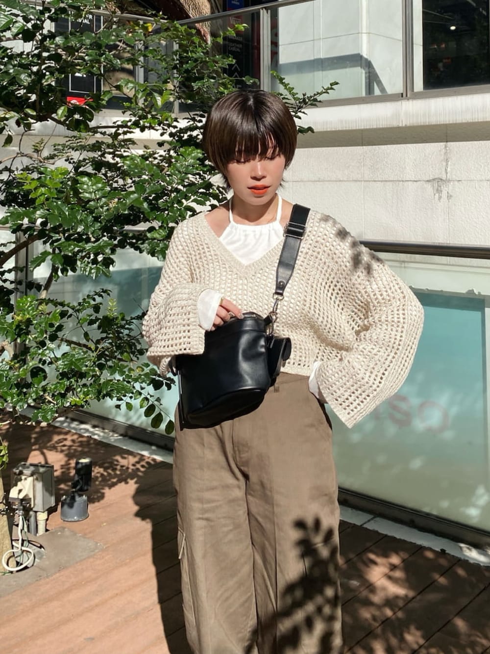 「春服デビュー宣言、春カラー、カジュアルコーデ、大人かわいい、大人カジュアル、春夏コーデ、カーゴパンツ、ボディバッグ、Ray Cassin、いいね、save、フォローお願いします🤑、メッシュ、透けトップス、カジュアル」｜「RAY CASSINのソックスショートブーツ（ブーツ、ブラック系）」を使った、nimoさん（レディース・155cm）の春コーディネートの3枚目の写真