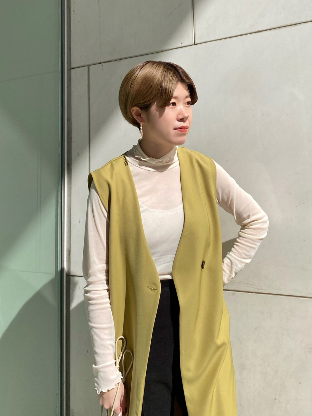 「シンプルコーデ、大人カジュアル、春、今日のコーデ、淡色コーデ、ジレ、ロングジレ、グリーン、春カラー、春コーデ、春服、白ブーツ、巾着バッグ、いいね、save、フォローお願いします🤑」｜「RAY CASSINのジャガード巾着2wayバッグ（バッグ、イエロー系）」を使った、nimoさん（レディース・155cm）の冬コーディネートの5枚目の写真