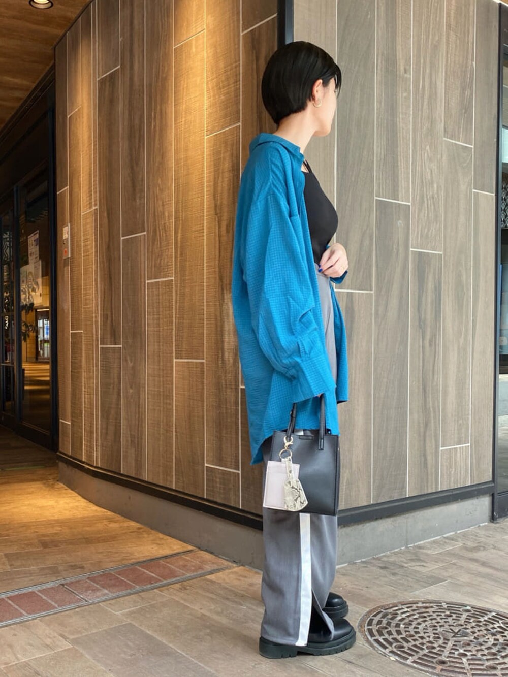 「秋先取りコーデ、休日スタイル、パンツスタイル、秋冬コーデ、骨格ウェーブ、いいね、save、フォローお願いします🤑、きれいめカジュアル、スラックス、Ray Cassin、ラインパンツ、カラーシャツ、ブルー、シンプルコーデ、大人カジュアル、ブーツコーデ」｜「RAY CASSINのサイドラインイージーパンツ（その他パンツ、グレー系）」を使った、nimoさん（レディース・155cm）の秋コーディネートの2枚目の写真