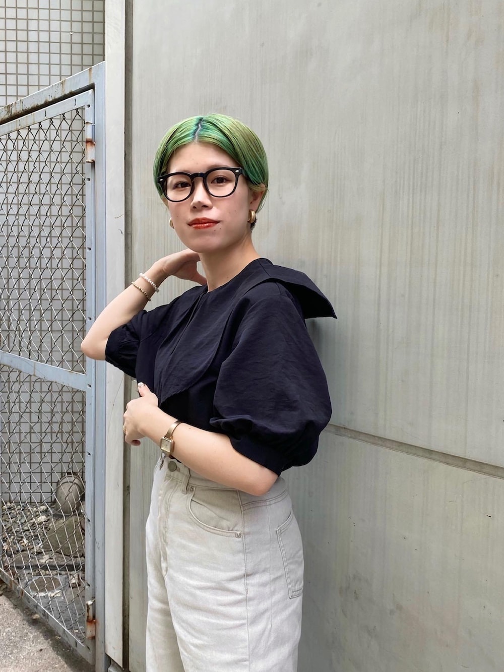 ベージュ系のその他パンツ、ブラック系のシャツ/ブラウス、その他のサンダルを着用したレディースの夏コーディネートの3枚目の写真