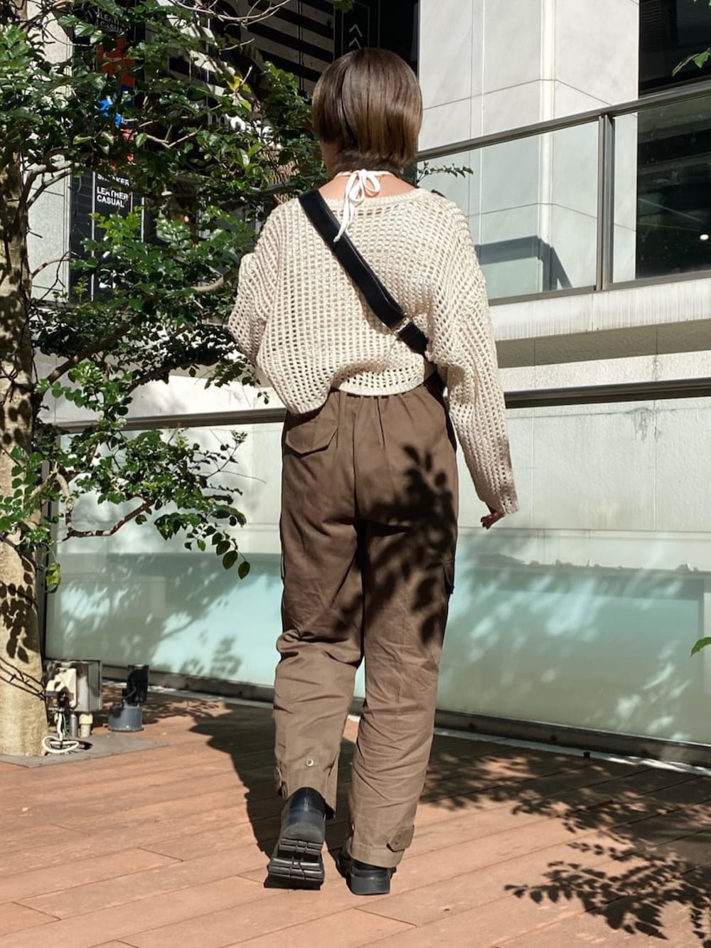 「春服デビュー宣言、春カラー、カジュアルコーデ、大人かわいい、大人カジュアル、春夏コーデ、カーゴパンツ、ボディバッグ、Ray Cassin、いいね、save、フォローお願いします🤑、メッシュ、透けトップス、カジュアル」｜「RAY CASSINのソックスショートブーツ（ブーツ、ブラック系）」を使った、nimoさん（レディース・155cm）の春コーディネートの2枚目の写真