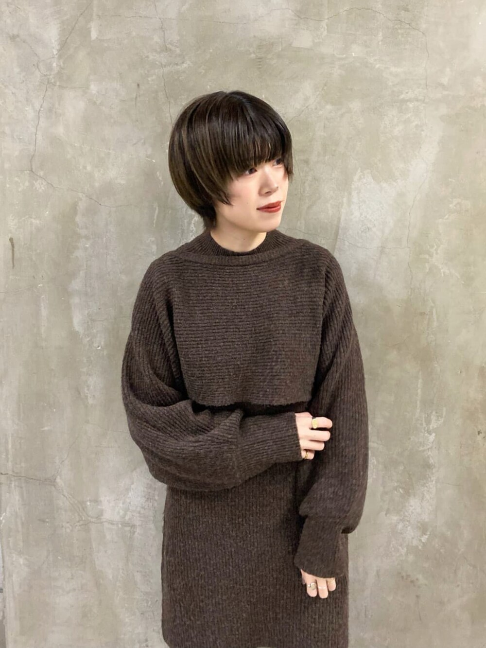 「私の推しブランド、冬コーデ、休日コーデ、おでかけコーデ、オトナカワイイ、ショルダーバッグ、いいね、save、フォローお願いします🤑、ニット、ニットワンピース、ミニワンピ、ワンピース、Ray Cassin」｜「RAY CASSINのショートニットプルオーバー×ニットミニワンピース（ワンピース、ブラウン系）」を使った、nimoさん（レディース・155cm）の冬コーディネートの4枚目の写真
