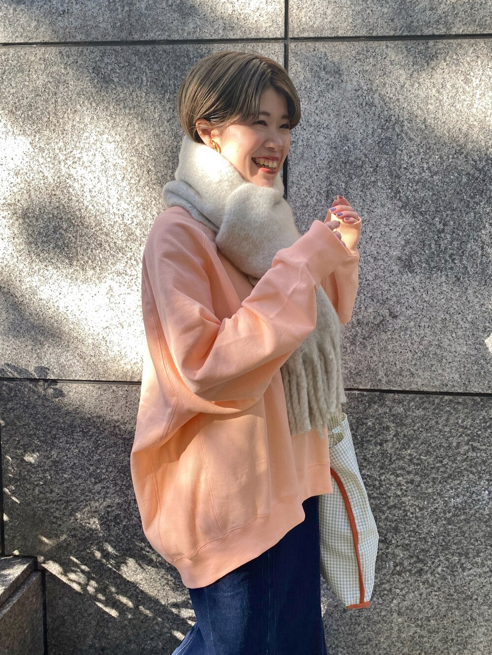 「大人カジュアル、春カラー、ビッグシルエット、春、春コーデ、淡色コーデ、デニム、マーメイドスカート、デニムスカート、カラースウェット、マフラー、ギンガムチェック、いいね、save、フォローお願いします🤑」｜「RAY CASSINのバックレースアップツイルマーメイドスカート（スカート、ブルー系）」を使った、nimoさん（レディース・155cm）の冬コーディネートの3枚目の写真