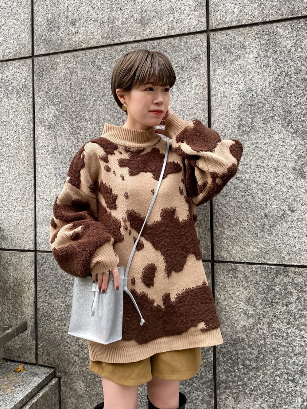 ブラウン系のニット/セーター、イエロー系のその他パンツ、シルバー系のショルダーバッグを着用したレディースの冬コーディネートの4枚目の写真