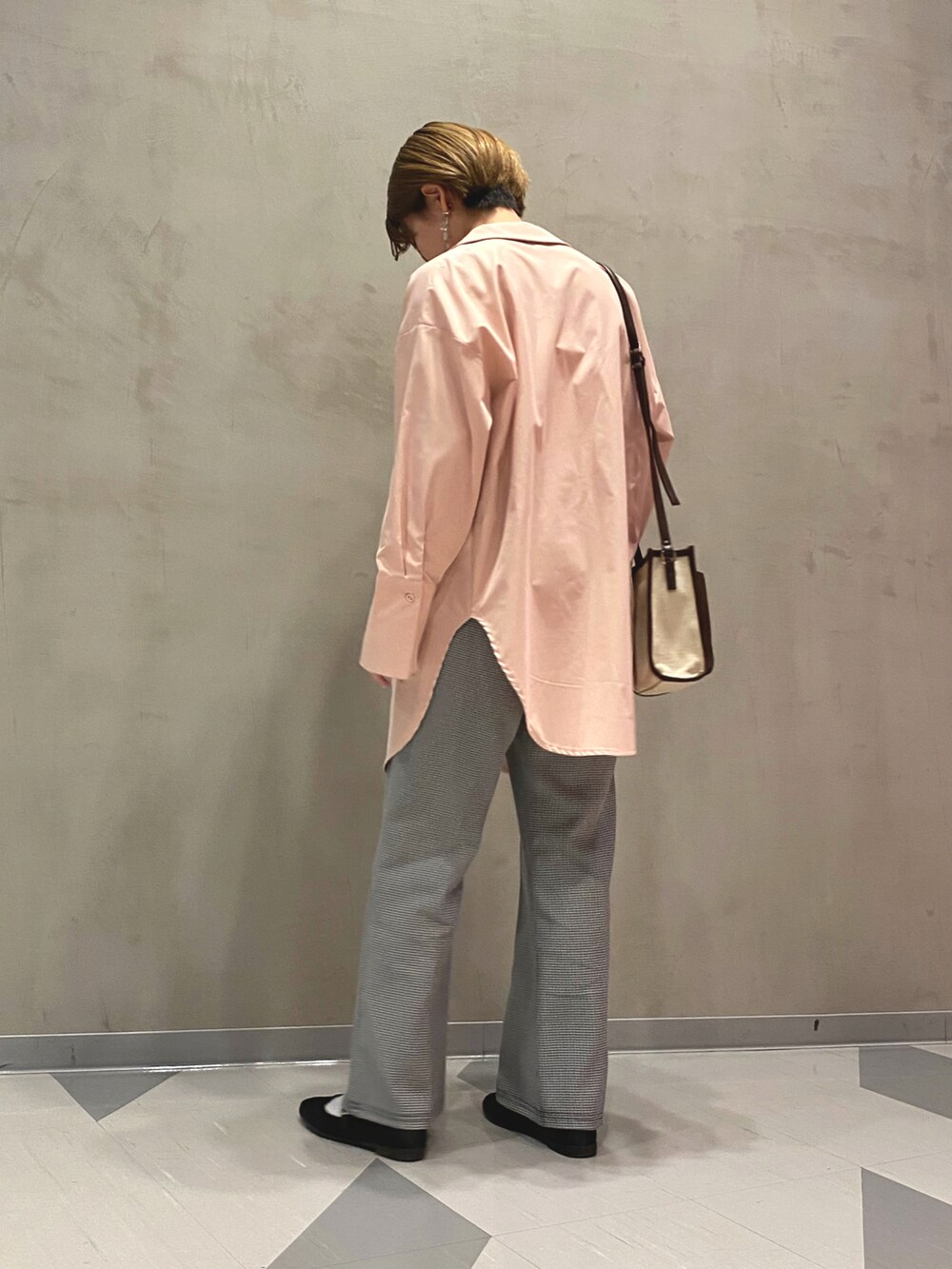 ピンク系のシャツ/ブラウス、ブラック系のスラックス、ブラック系のバレエシューズを着用したレディースの春コーディネートの5枚目の写真