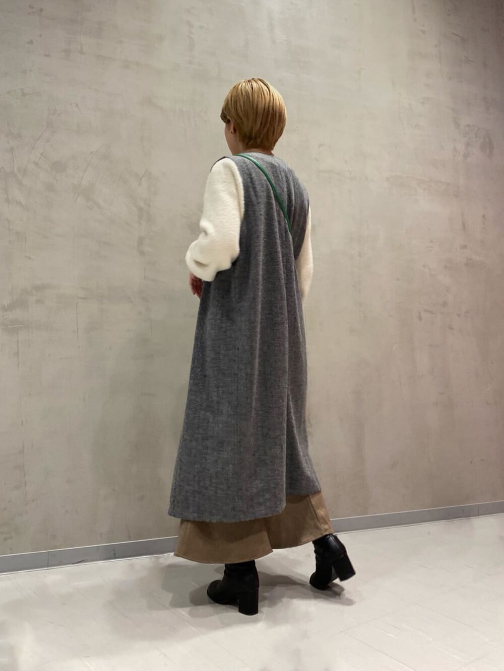 「春、ニットコーデ、私の推しブランド、ジレ、マーメイドスカート、オトナ女子、オトナカジュアル、ootd、グリーン、キレイめ、モノトーンコーデ、いいね、save、フォローお願いします🤑、カーディガン」｜「RAY CASSINのヘリンボーンロングジレ（テーラードジャケット、グレー系）」を使った、nimoさん（レディース・155cm）の冬コーディネートの2枚目の写真